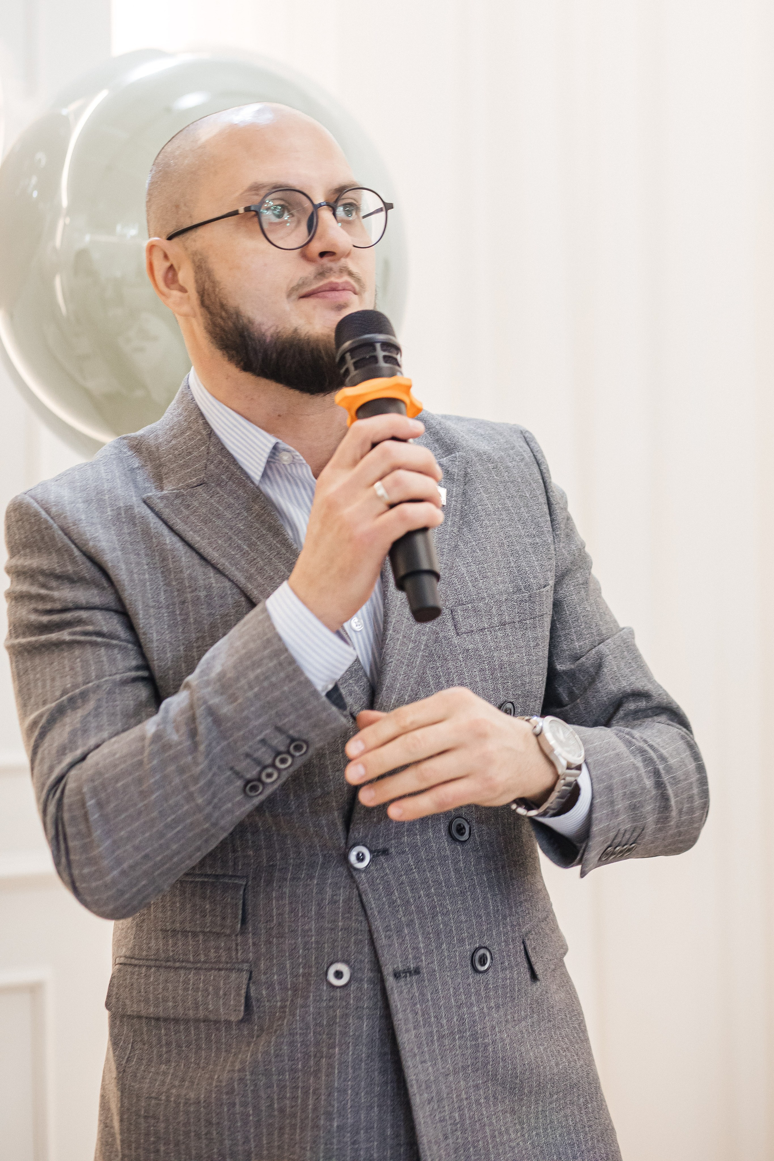 Интеллигентный ведущий на мероприятие на Алтае и в Сибири