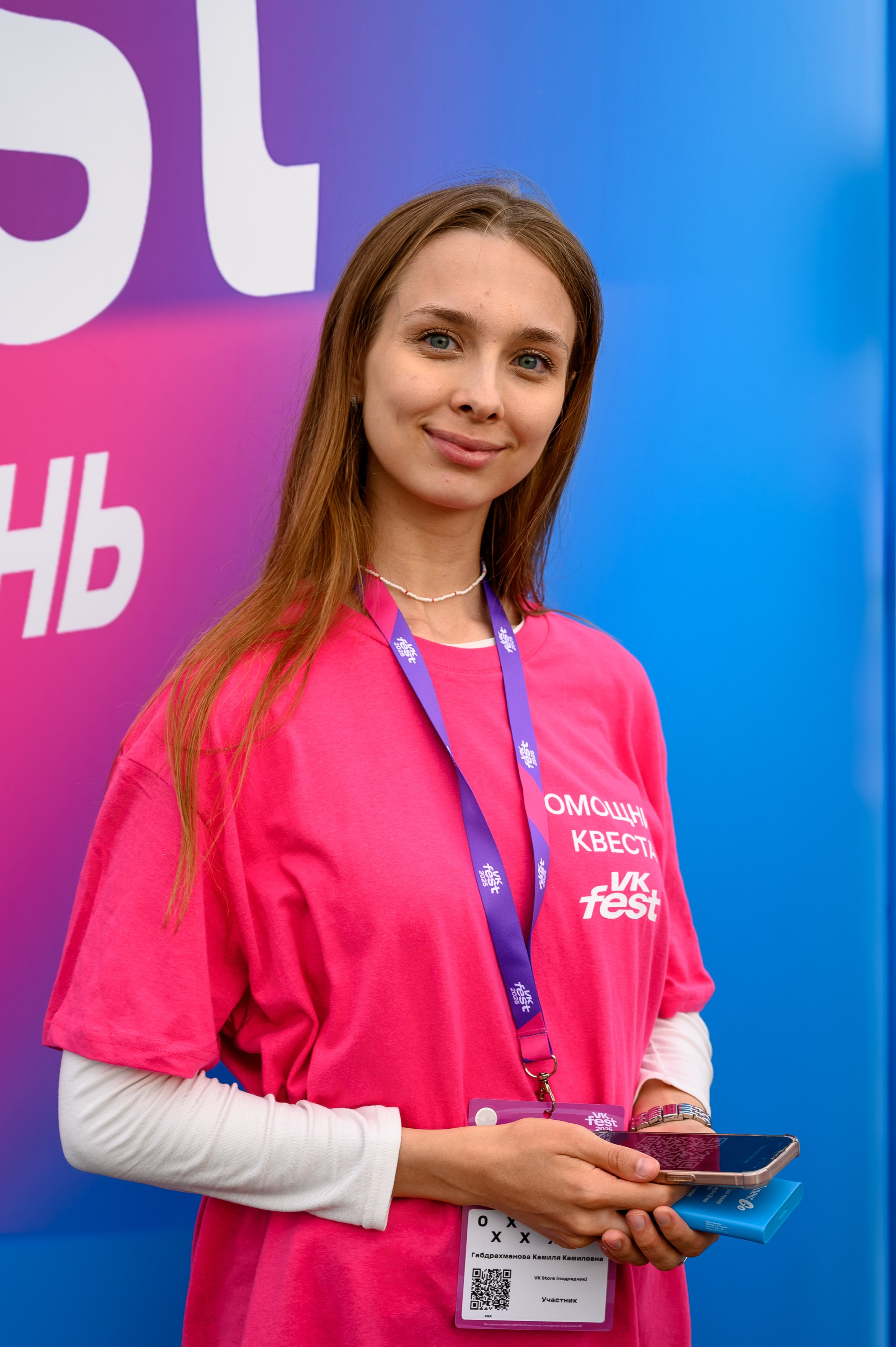 Снимок гостей фестиваля VK в Казани — спонтанный, радостный и запоминающийся кадр от репортажного фотографа