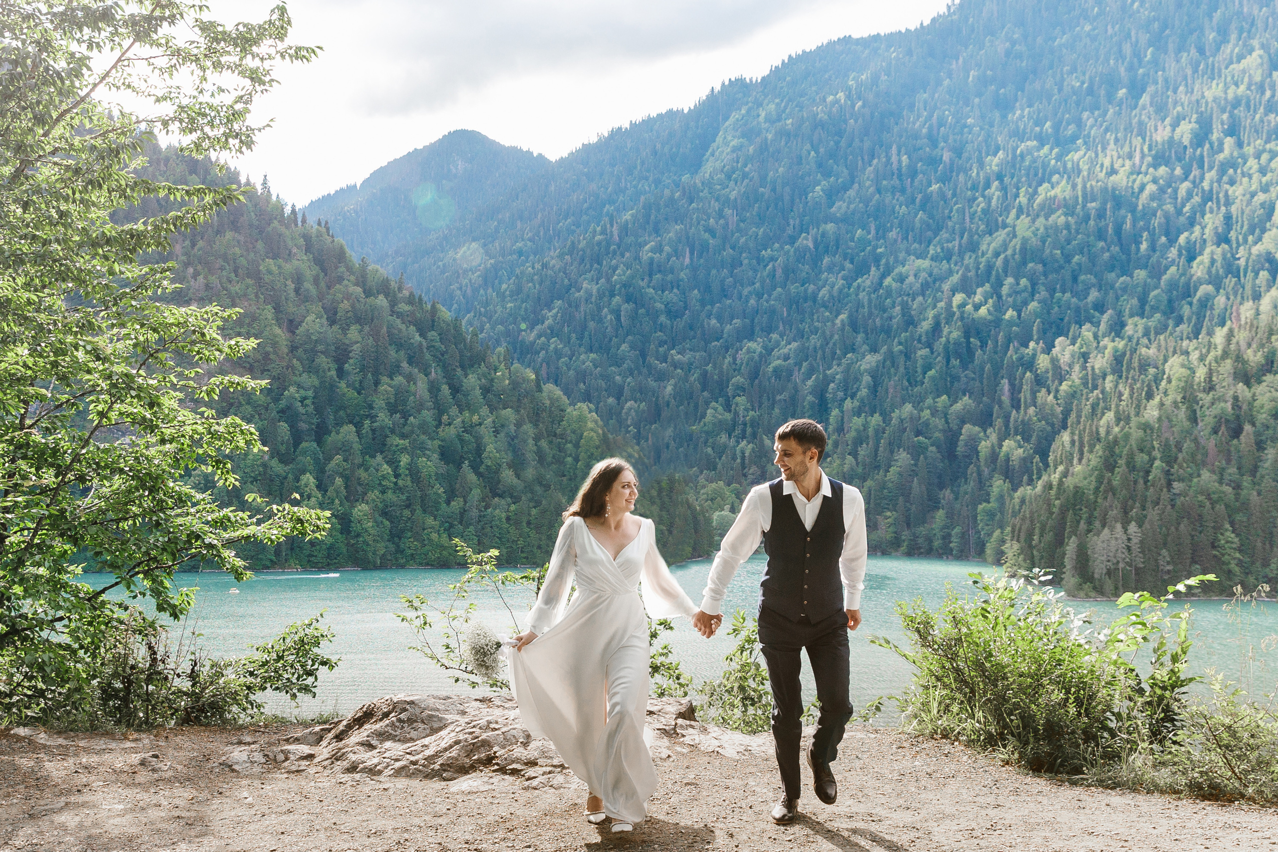 Фото озера Рица в Абхазии. Фотосессия среди гор и воды. Свадебный фотограф в Абхазии, Сухум, Гагра, Сочи