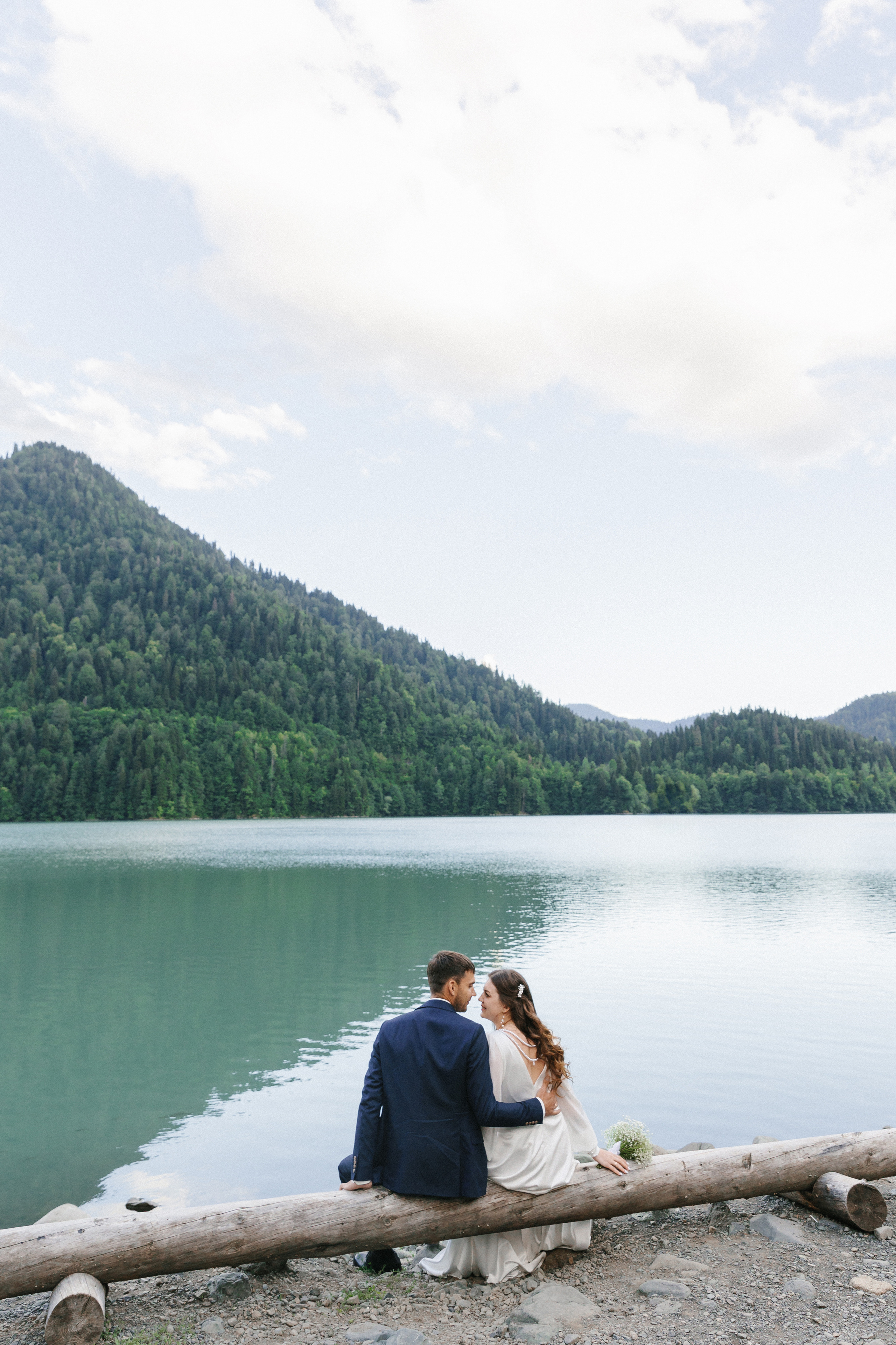 Фото озера Рица в Абхазии. Фотосессия среди гор и воды. Свадебный фотограф в Абхазии, Сухум, Гагра, Сочи