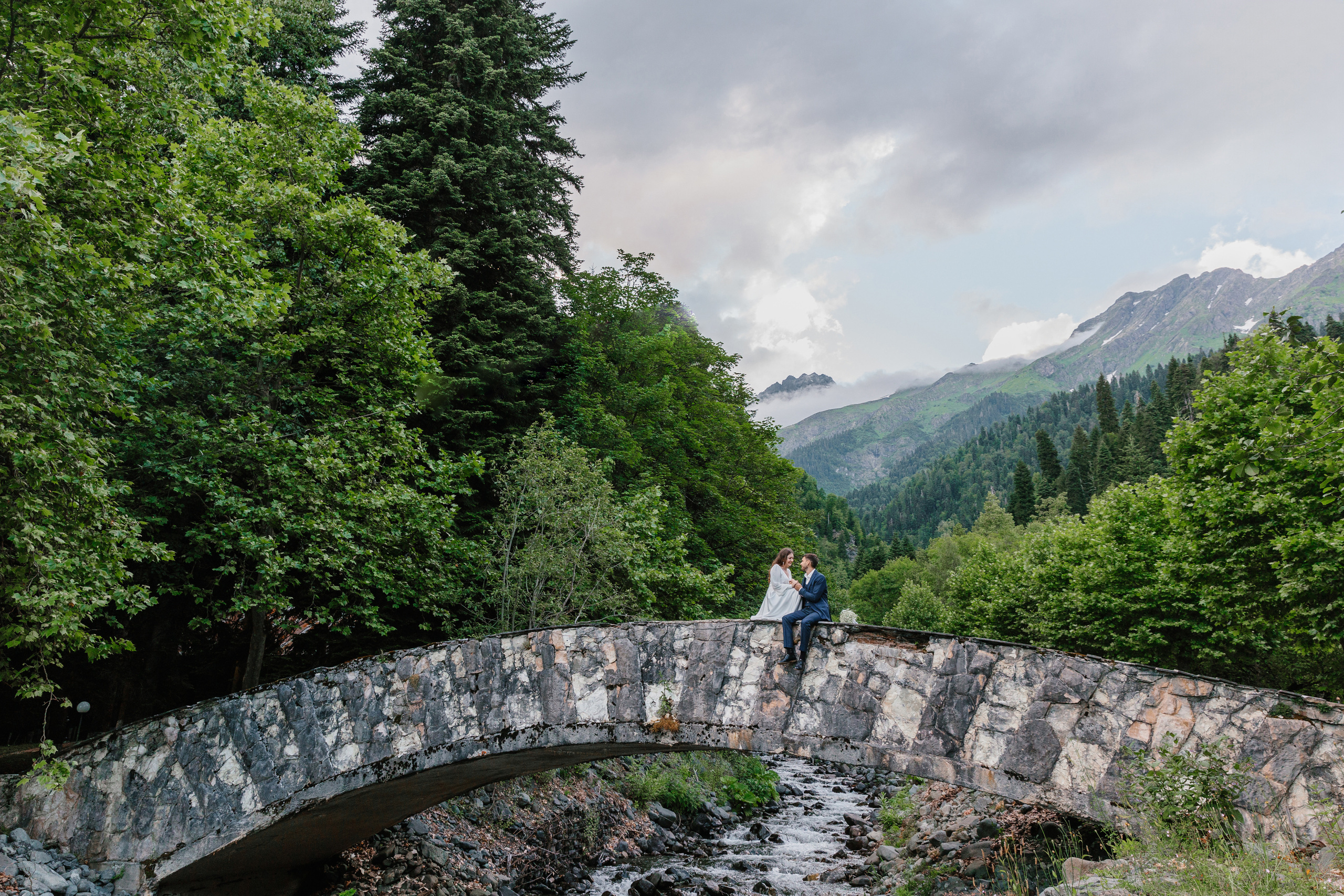 Фото озера Рица в Абхазии. Фотосессия среди гор и воды. Свадебный фотограф в Абхазии, Сухум, Гагра, Сочи