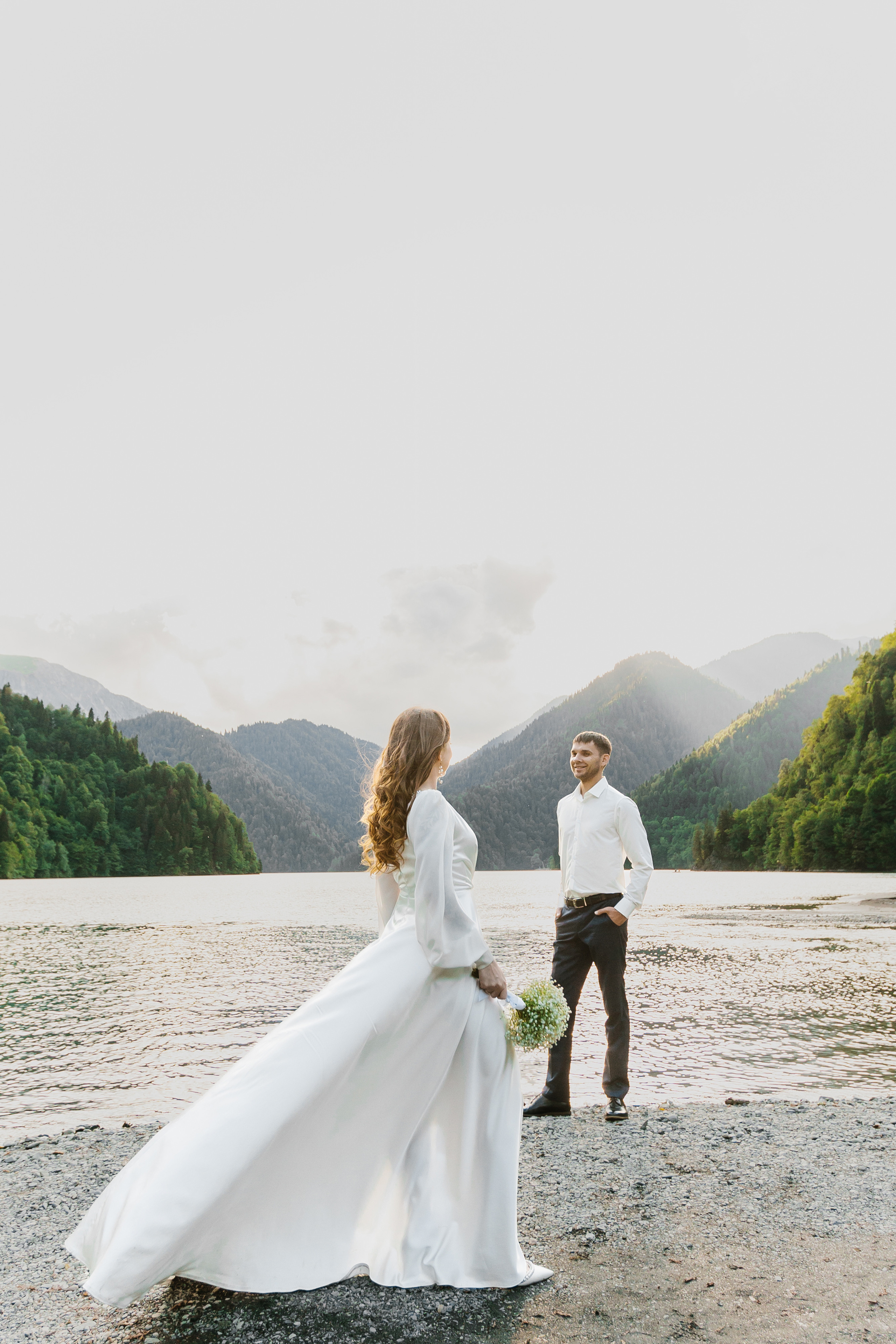 Фото озера Рица в Абхазии. Фотосессия среди гор и воды. Свадебный фотограф в Абхазии, Сухум, Гагра, Сочи