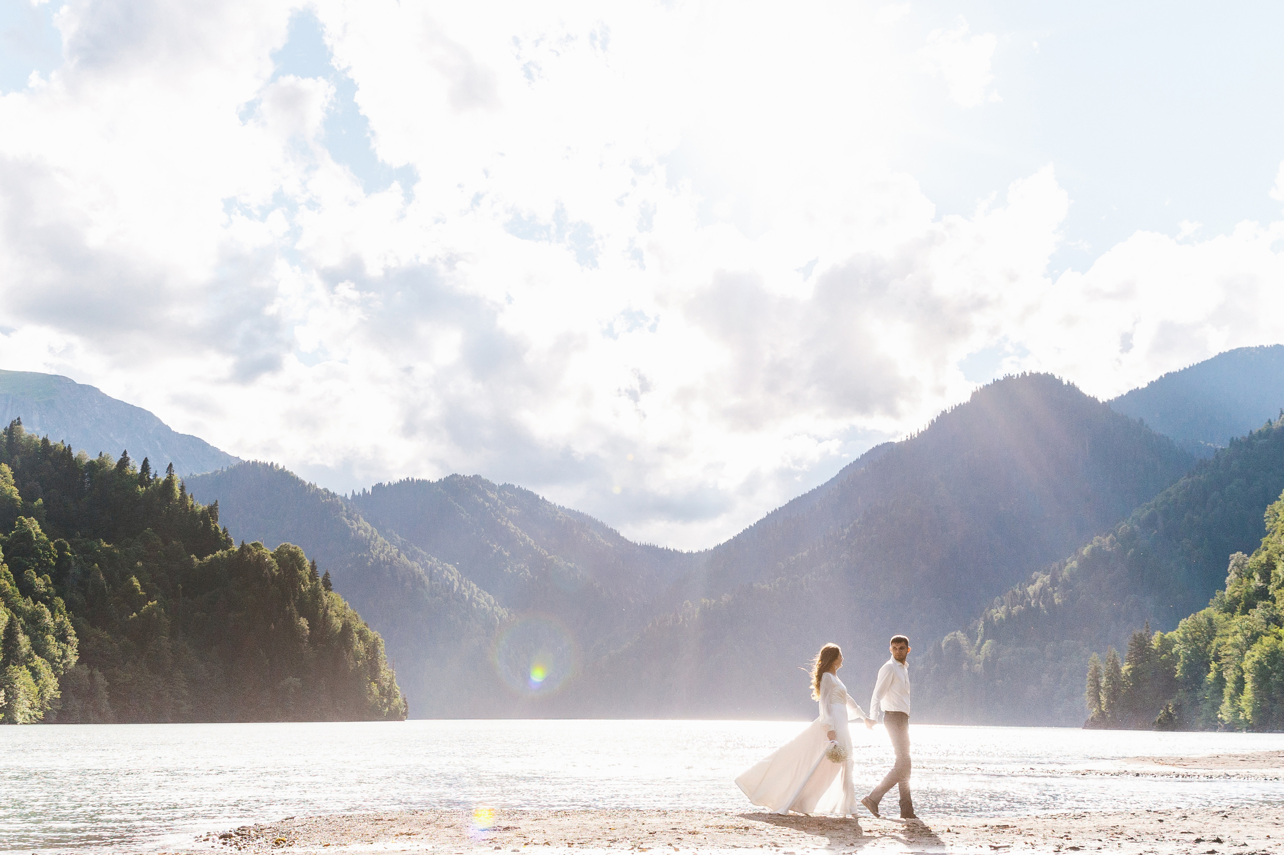 Фото озера Рица в Абхазии. Фотосессия среди гор и воды. Свадебный фотограф в Абхазии, Сухум, Гагра, Сочи