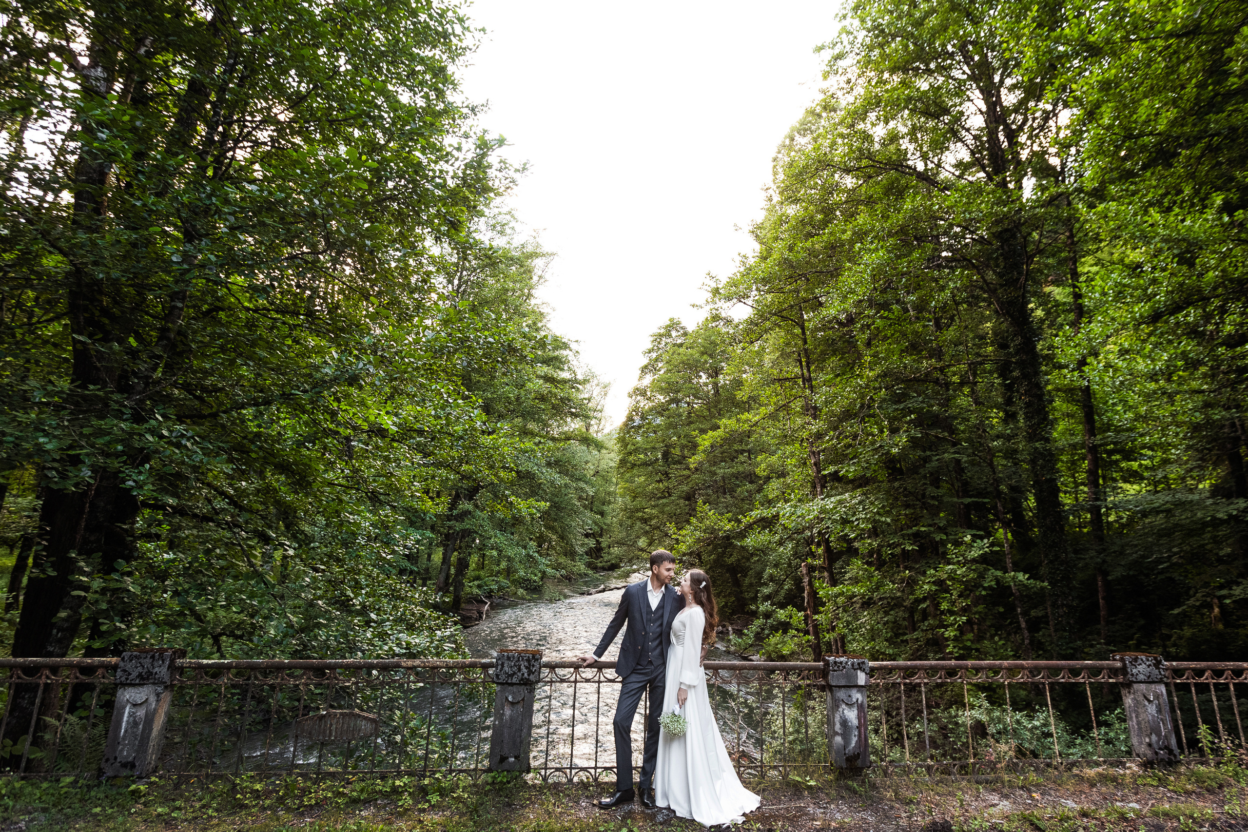 Фото озера Рица в Абхазии. Фотосессия среди гор и воды. Свадебный фотограф в Абхазии, Сухум, Гагра, Сочи