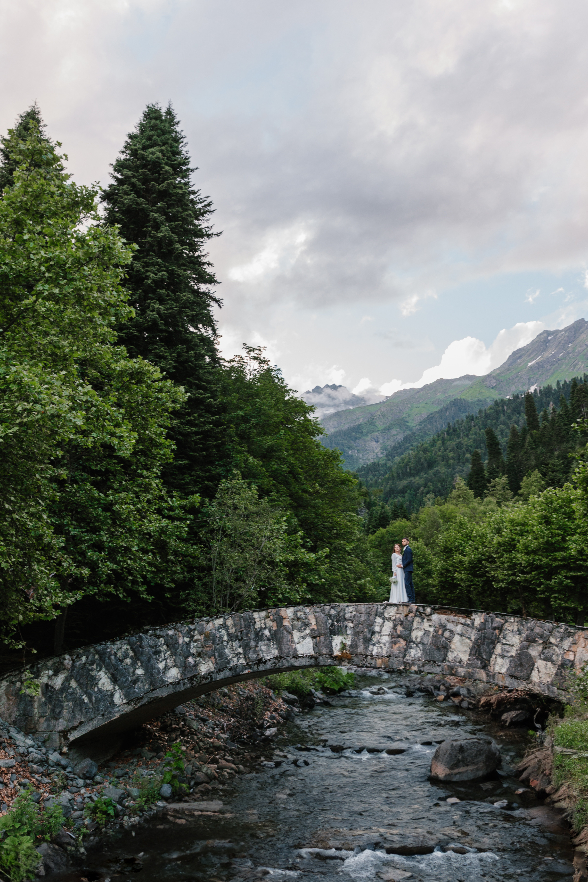 Фото озера Рица в Абхазии. Фотосессия среди гор и воды. Свадебный фотограф в Абхазии, Сухум, Гагра, Сочи