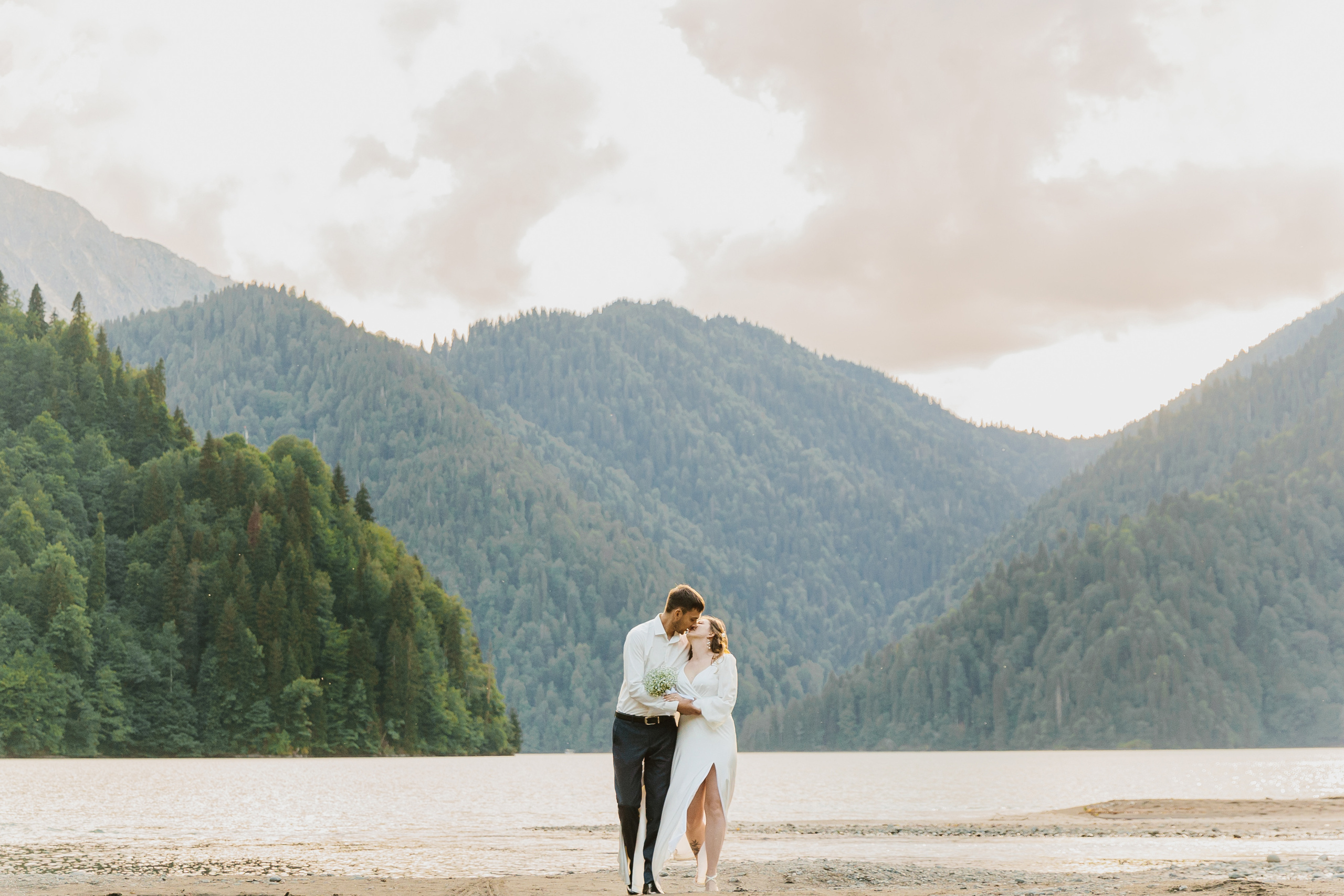 Фото озера Рица в Абхазии. Фотосессия среди гор и воды. Свадебный фотограф в Абхазии, Сухум, Гагра, Сочи
