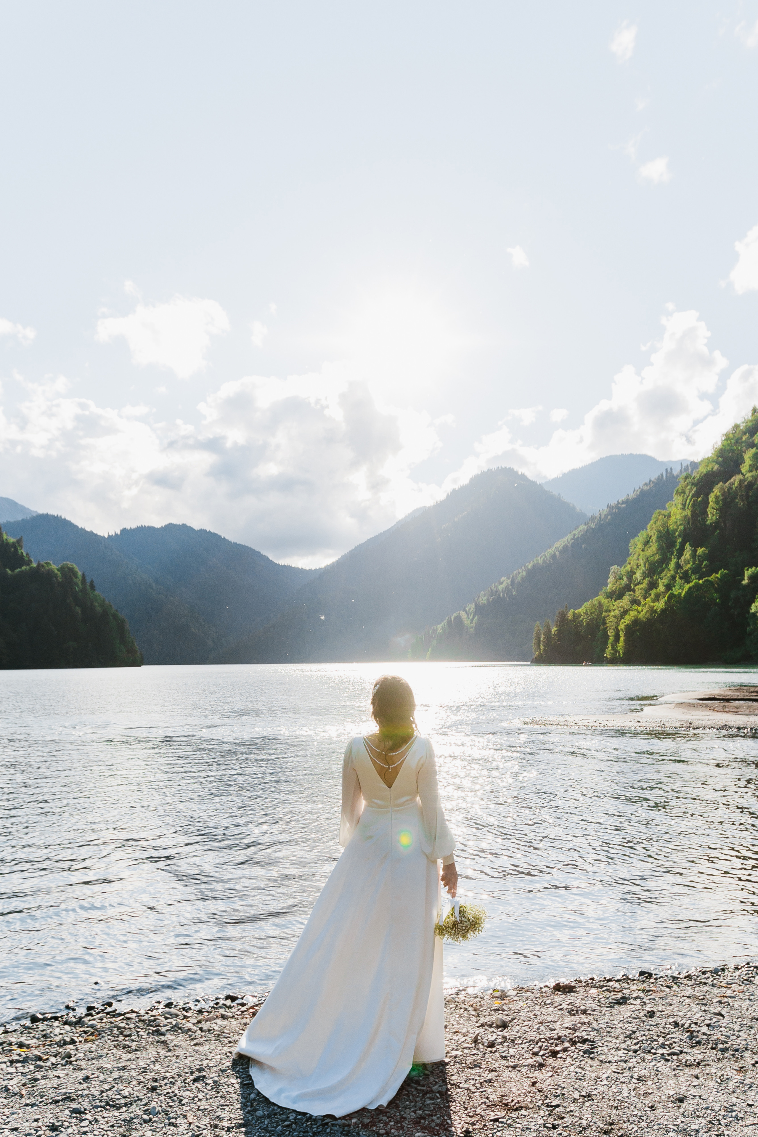 Фото озера Рица в Абхазии. Фотосессия среди гор и воды. Свадебный фотограф в Абхазии, Сухум, Гагра, Сочи