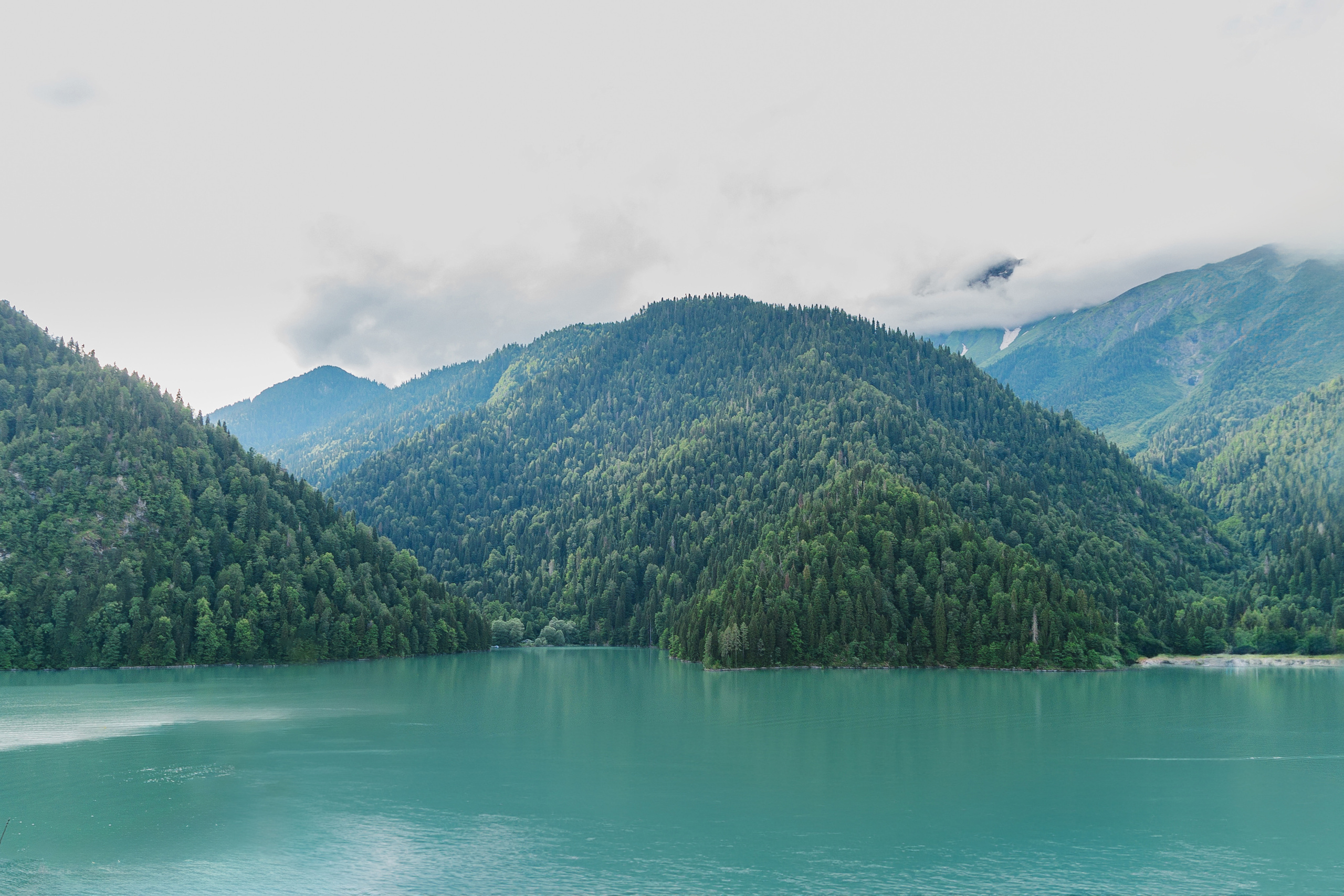 Фото озера Рица в Абхазии. Фотосессия среди гор и воды. Свадебный фотограф в Абхазии, Сухум, Гагра, Сочи