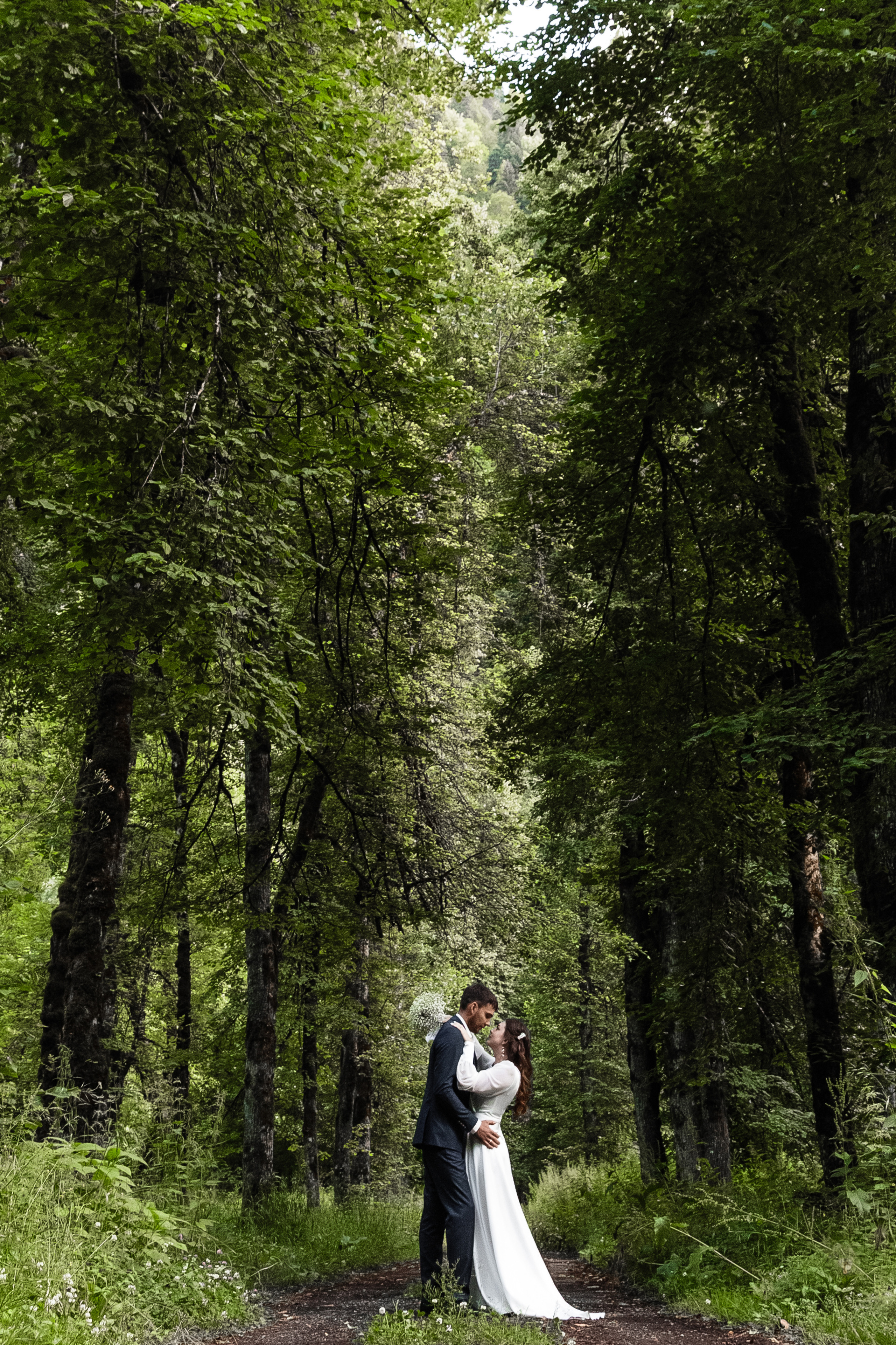 Фото озера Рица в Абхазии. Фотосессия среди гор и воды. Свадебный фотограф в Абхазии, Сухум, Гагра, Сочи