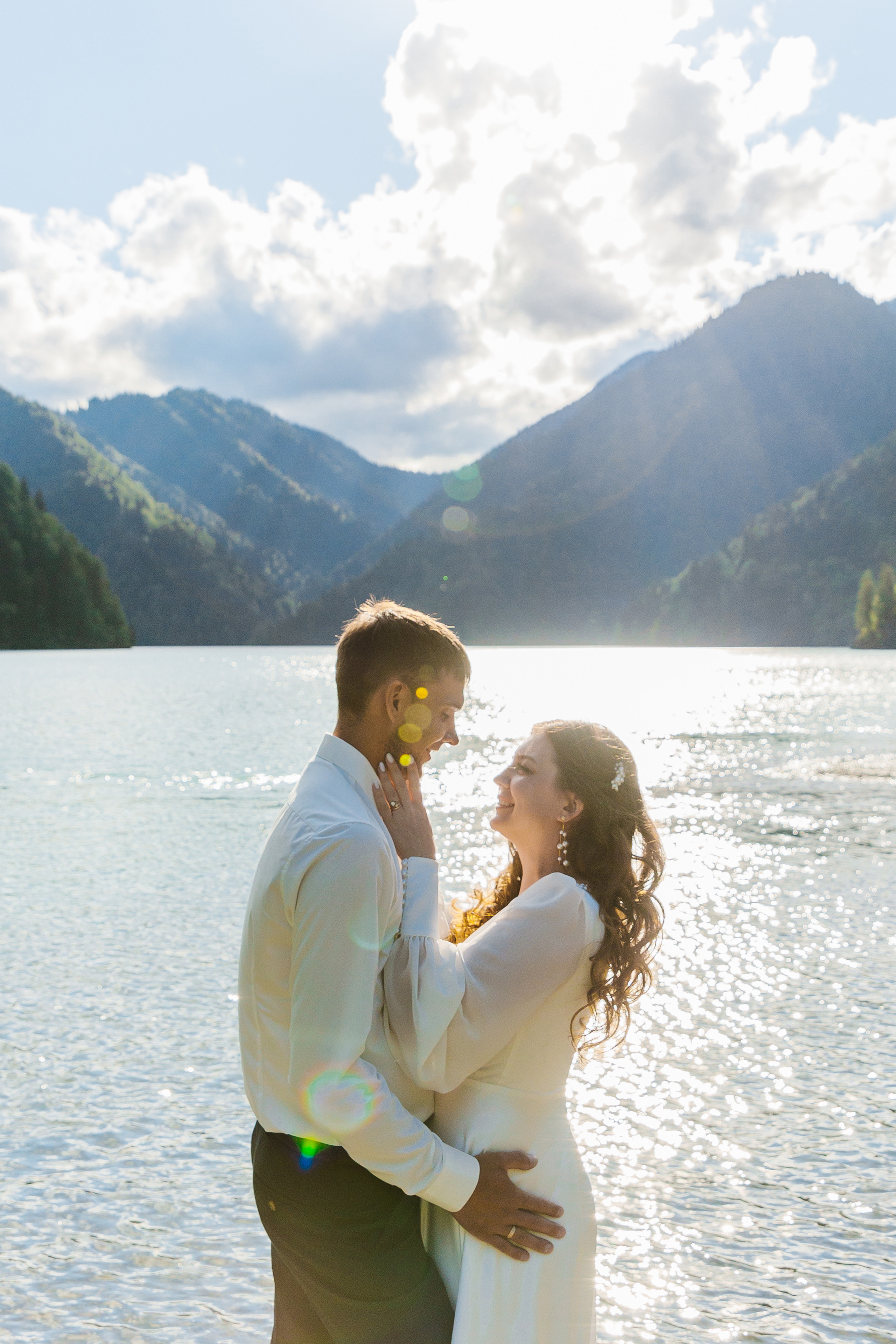 Фото озера Рица в Абхазии. Фотосессия среди гор и воды. Свадебный фотограф в Абхазии, Сухум, Гагра, Сочи