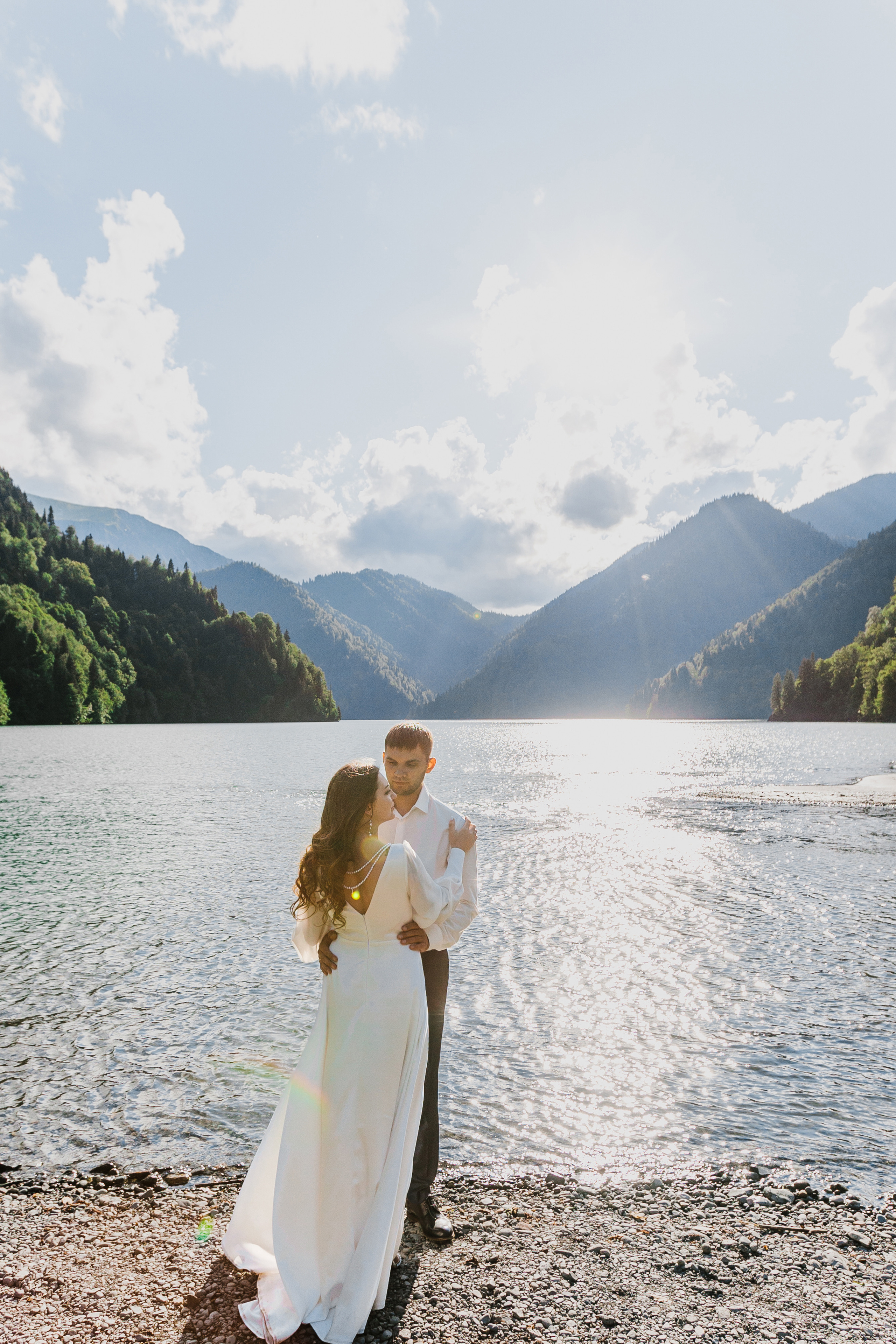 Фото озера Рица в Абхазии. Фотосессия среди гор и воды. Свадебный фотограф в Абхазии, Сухум, Гагра, Сочи