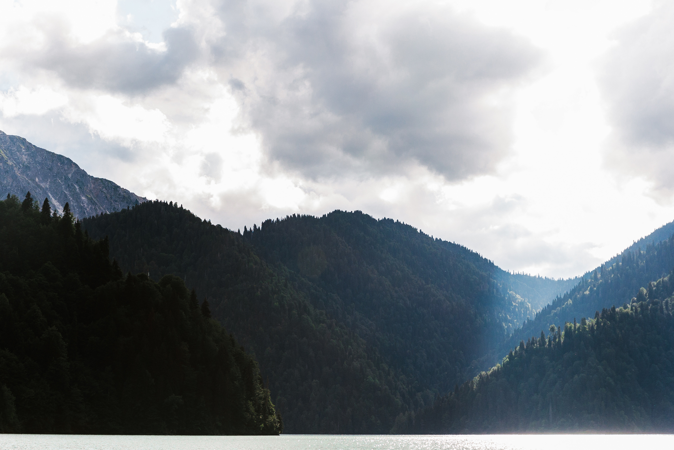 Фото озера Рица в Абхазии. Фотосессия среди гор и воды. Свадебный фотограф в Абхазии, Сухум, Гагра, Сочи
