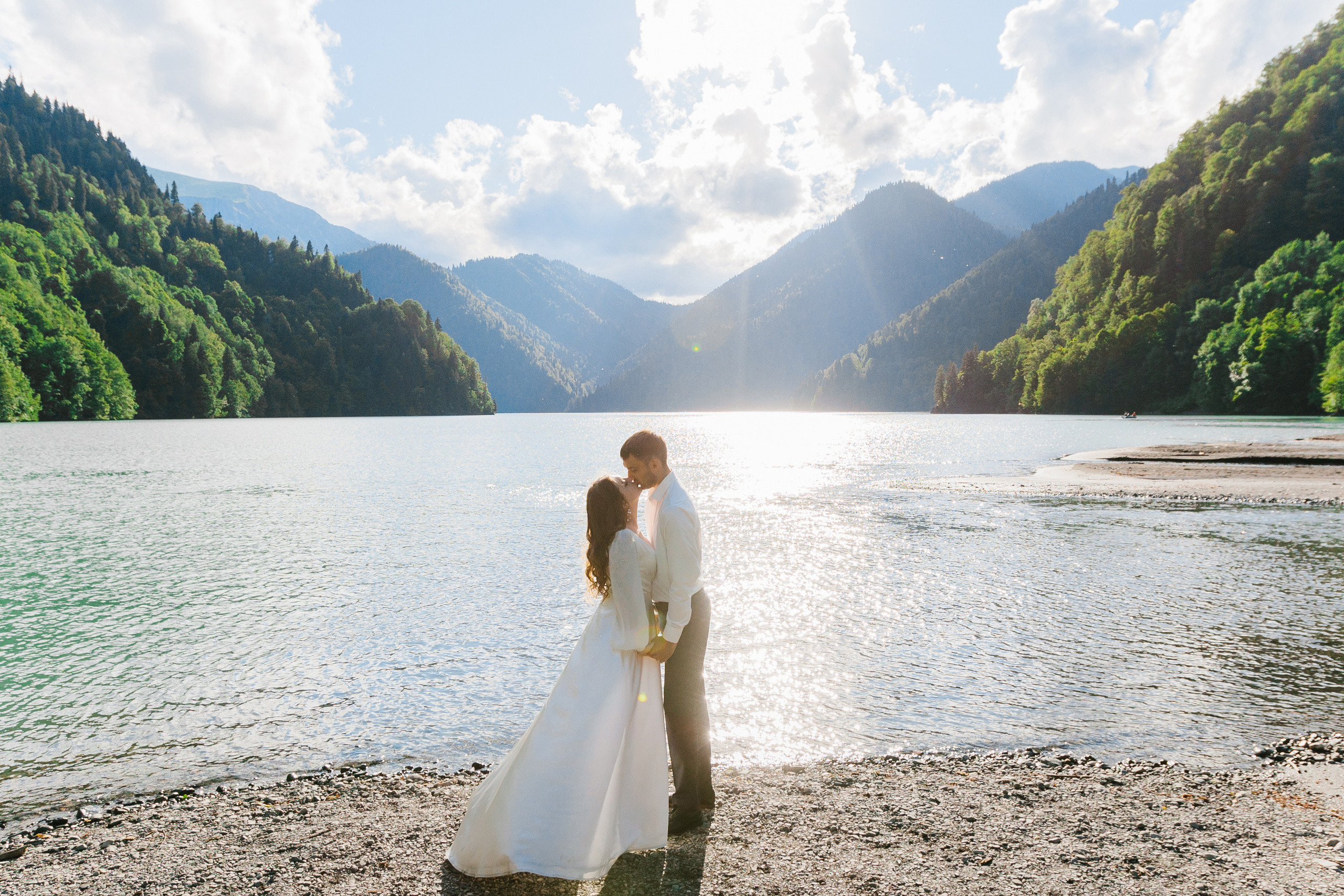 Фото озера Рица в Абхазии. Фотосессия среди гор и воды. Свадебный фотограф в Абхазии, Сухум, Гагра, Сочи