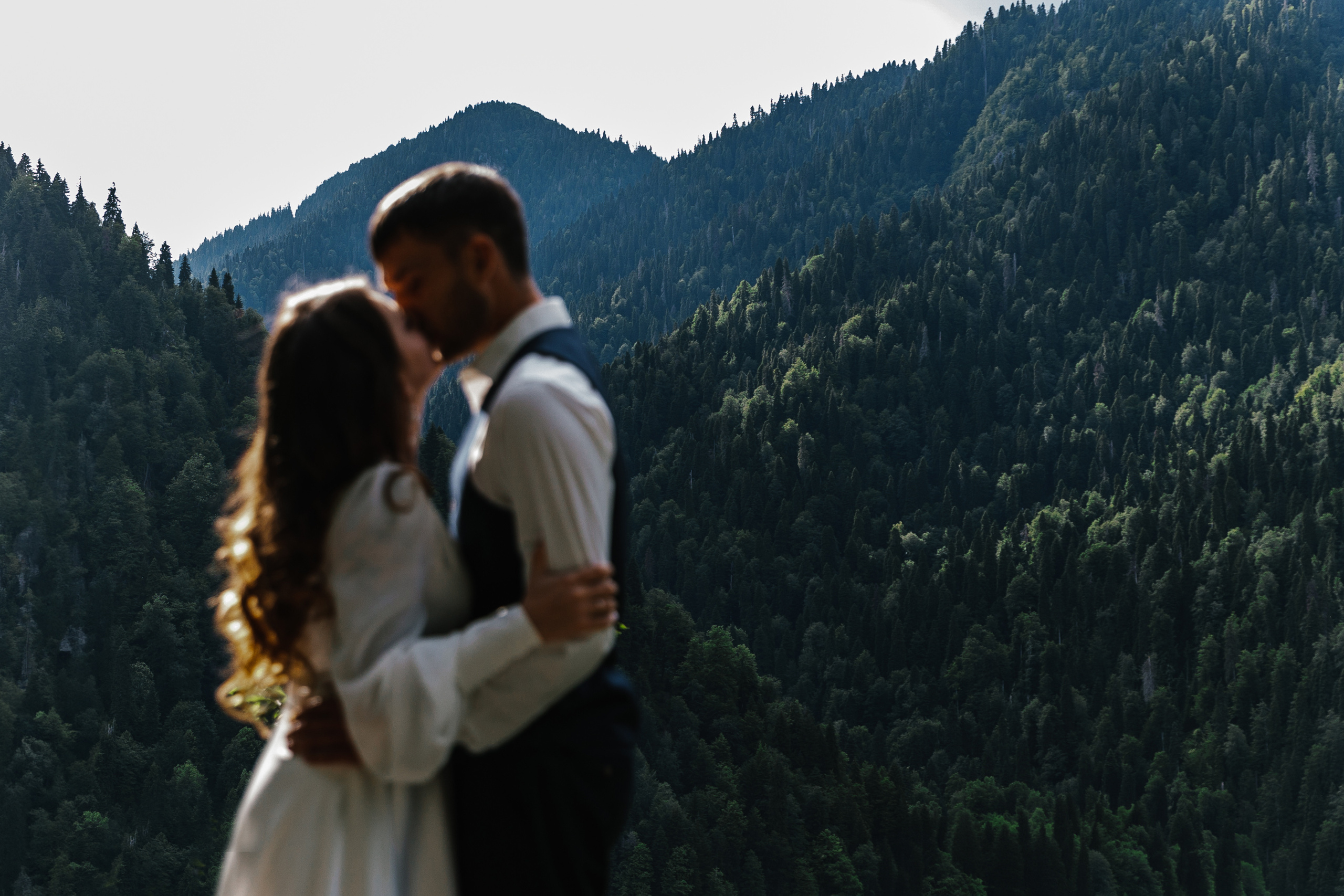 Фото озера Рица в Абхазии. Фотосессия среди гор и воды. Свадебный фотограф в Абхазии, Сухум, Гагра, Сочи