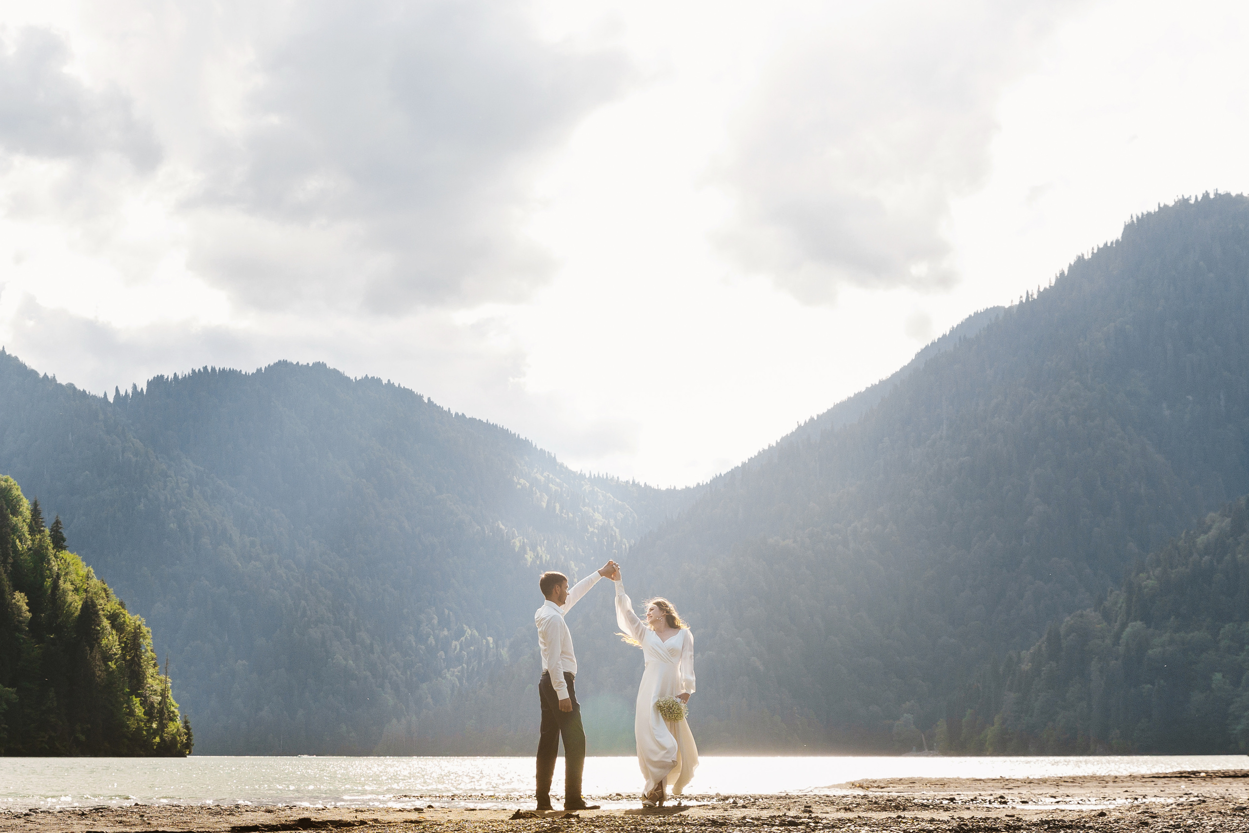 Фото озера Рица в Абхазии. Фотосессия среди гор и воды. Свадебный фотограф в Абхазии, Сухум, Гагра, Сочи