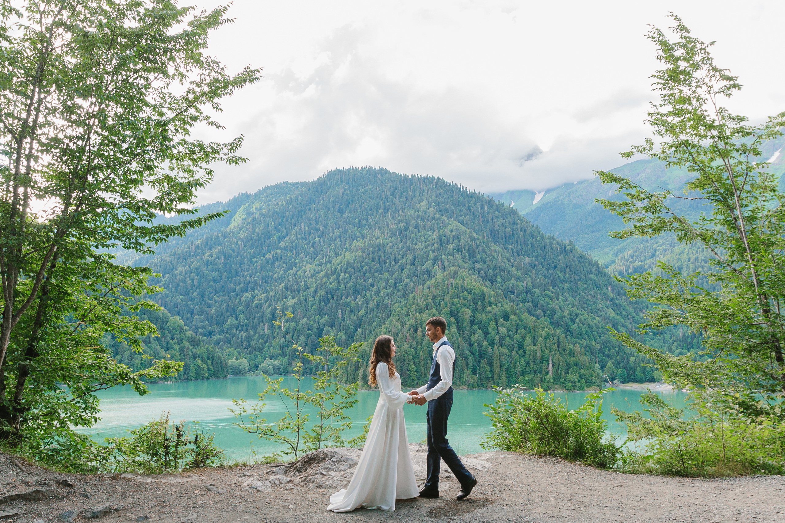 Фото озера Рица в Абхазии. Фотосессия среди гор и воды. Свадебный фотограф в Абхазии, Сухум, Гагра, Сочи