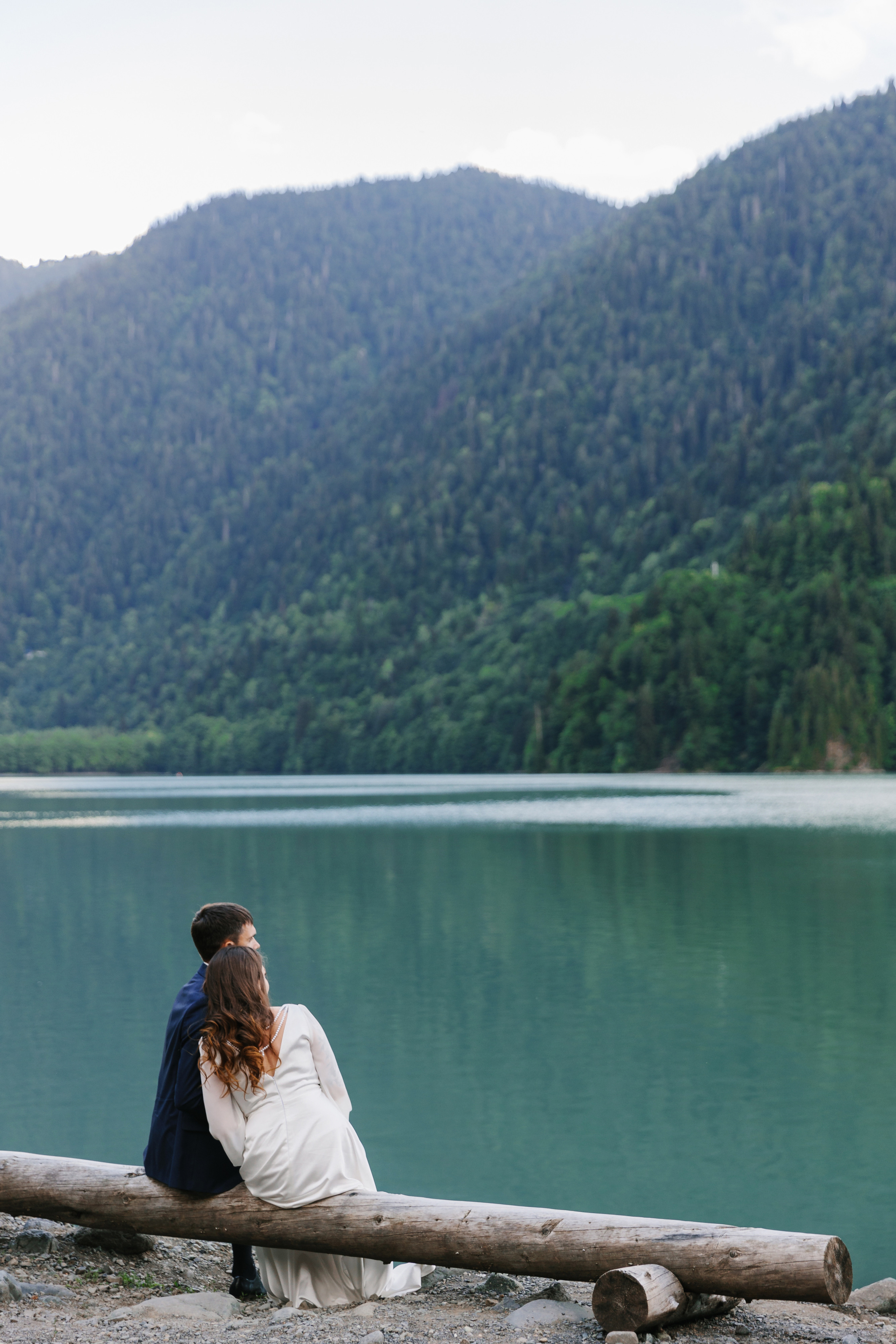Фото озера Рица в Абхазии. Фотосессия среди гор и воды. Свадебный фотограф в Абхазии, Сухум, Гагра, Сочи