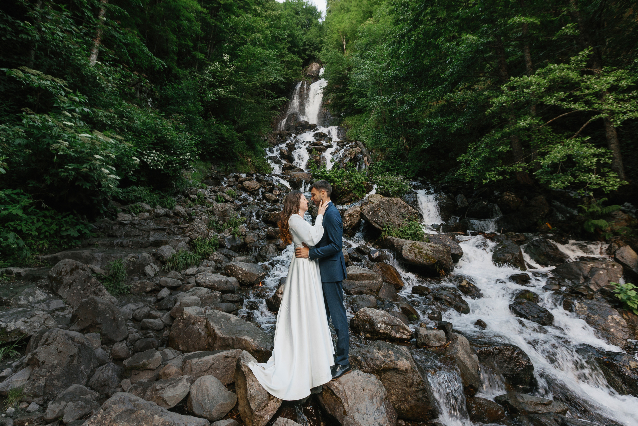 Фото озера Рица в Абхазии. Фотосессия среди гор и воды. Свадебный фотограф в Абхазии, Сухум, Гагра, Сочи