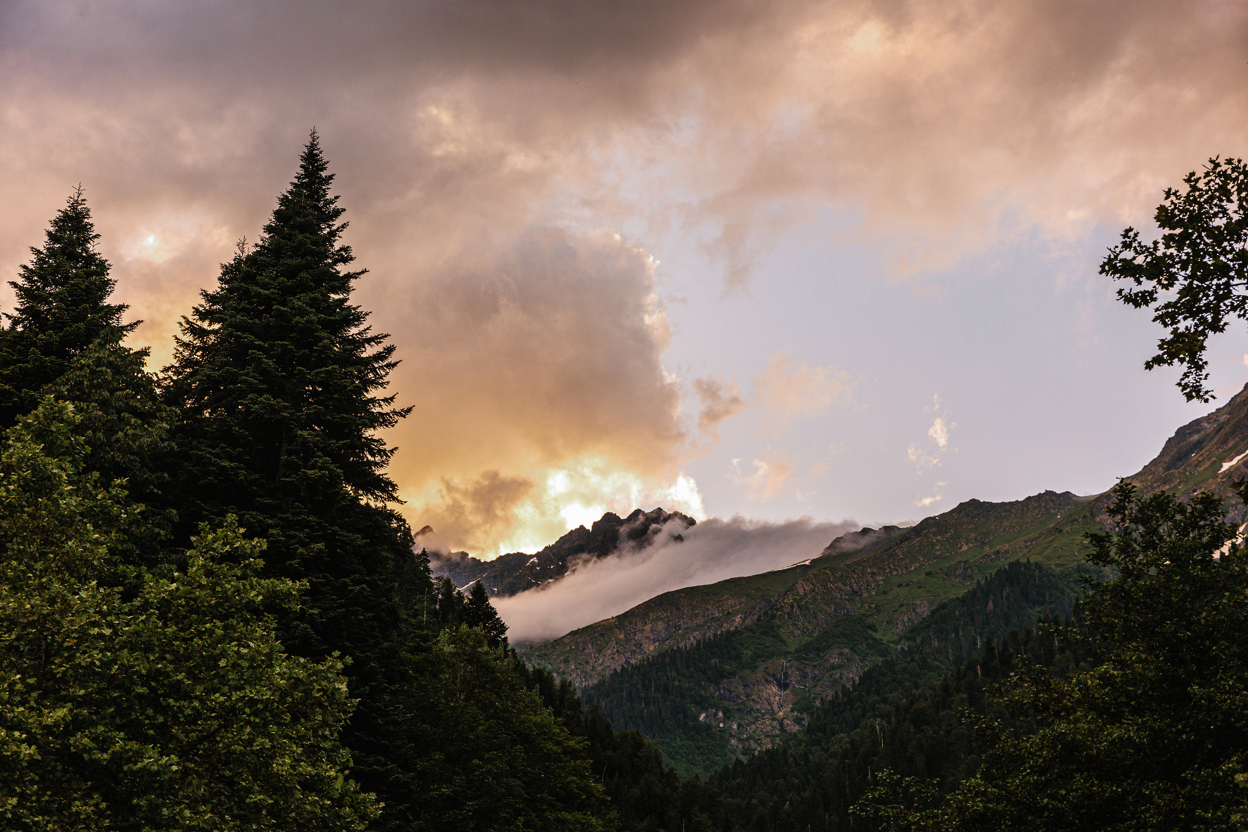 Фото озера Рица в Абхазии. Фотосессия среди гор и воды. Свадебный фотограф в Абхазии, Сухум, Гагра, Сочи
