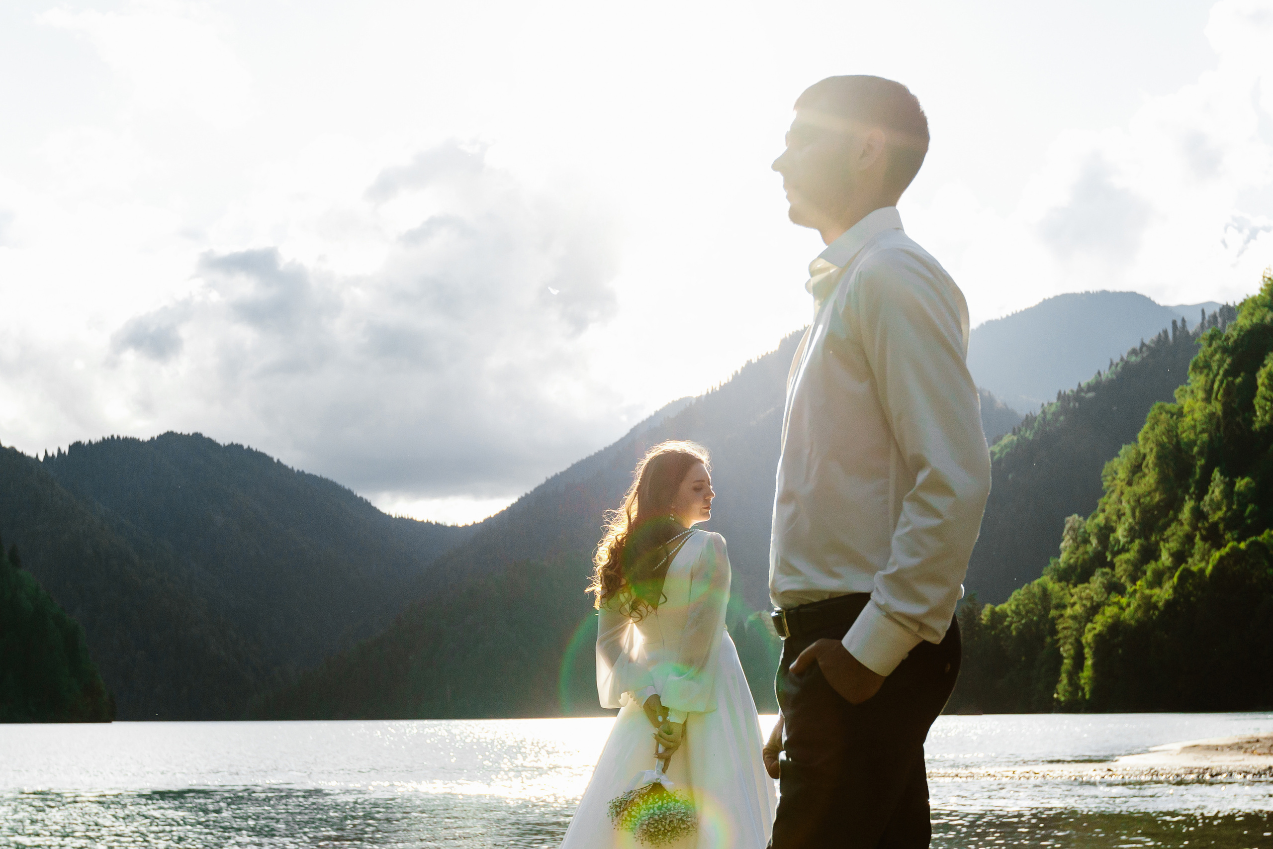 Фото озера Рица в Абхазии. Фотосессия среди гор и воды. Свадебный фотограф в Абхазии, Сухум, Гагра, Сочи