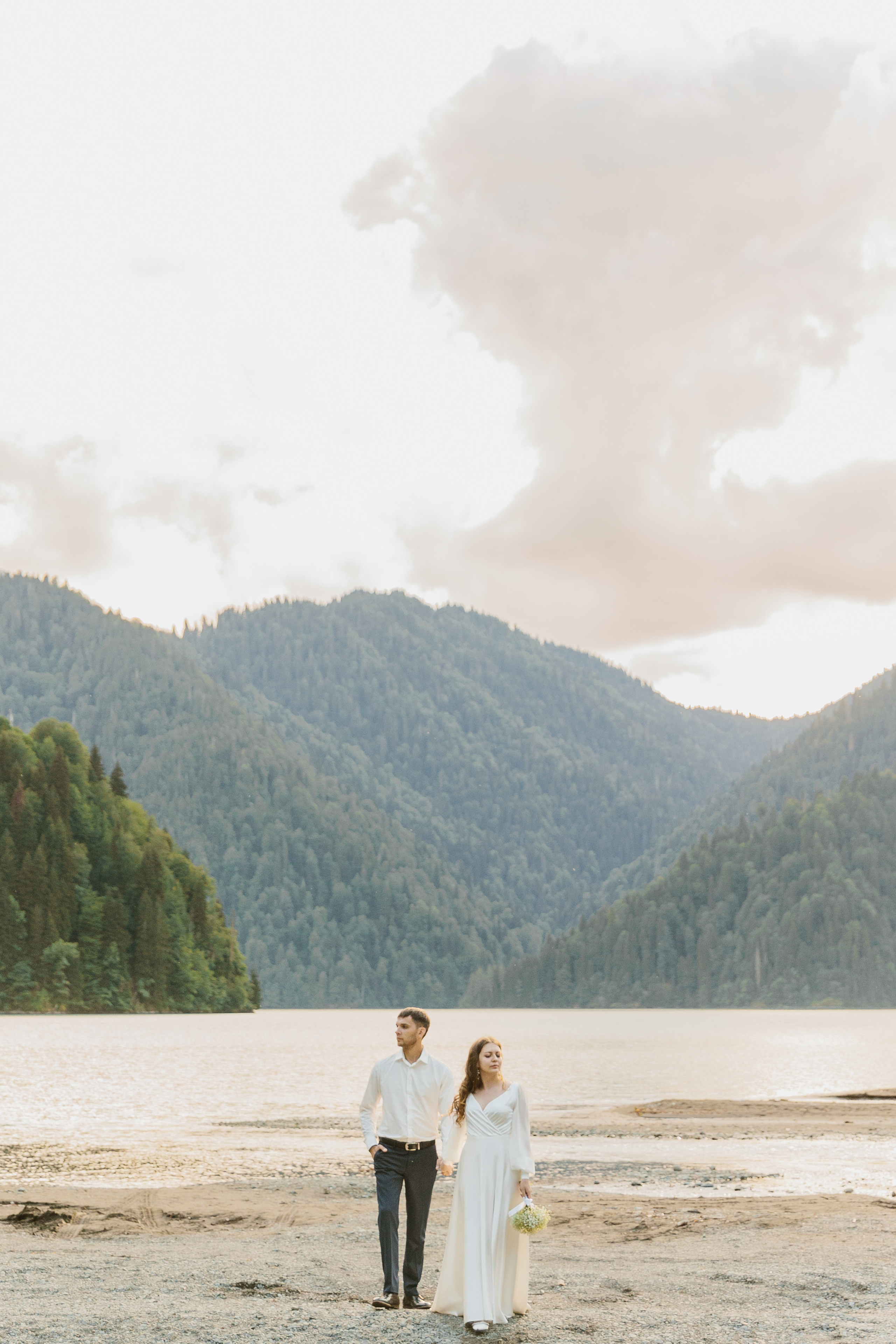 Фото озера Рица в Абхазии. Фотосессия среди гор и воды. Свадебный фотограф в Абхазии, Сухум, Гагра, Сочи