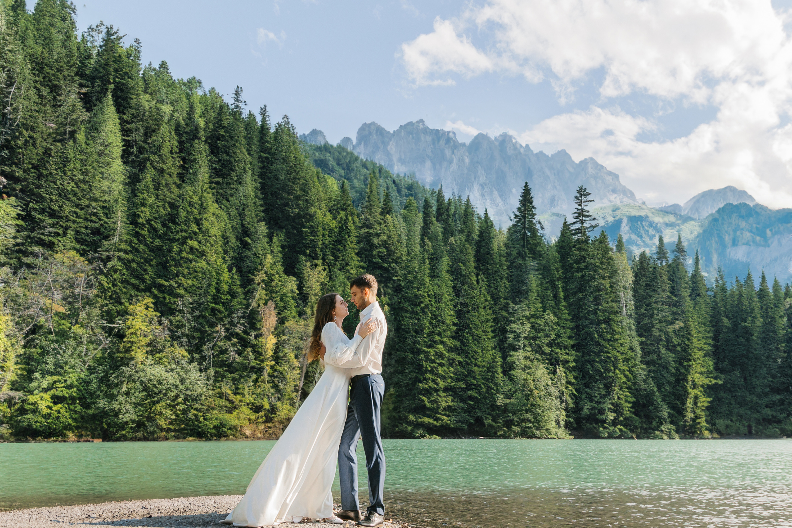 Фото озера Рица в Абхазии. Фотосессия среди гор и воды. Свадебный фотограф в Абхазии, Сухум, Гагра, Сочи