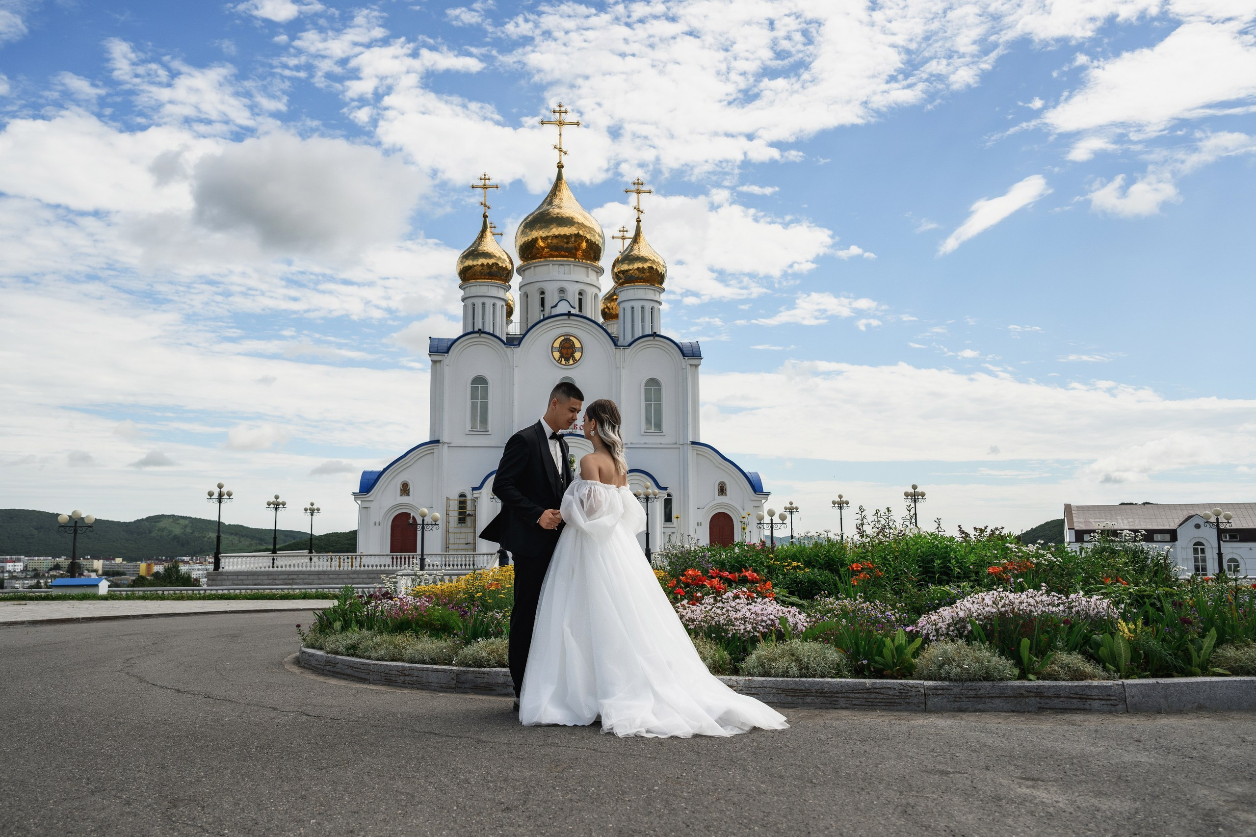 Фотосъемка свадьбы и венчания в Петропавловске-Камчатском на фоне вулканов и Тихого океана. Свадебная церемония в храме с эмоциональными моментами и природными пейзажами Камчатки. Профессиональная фотография пар у алтаря и на фоне диких пейзажей полуострова. Цены на свадебную фотосъемку с уникальными локациями Петропавловска-Камчатского.