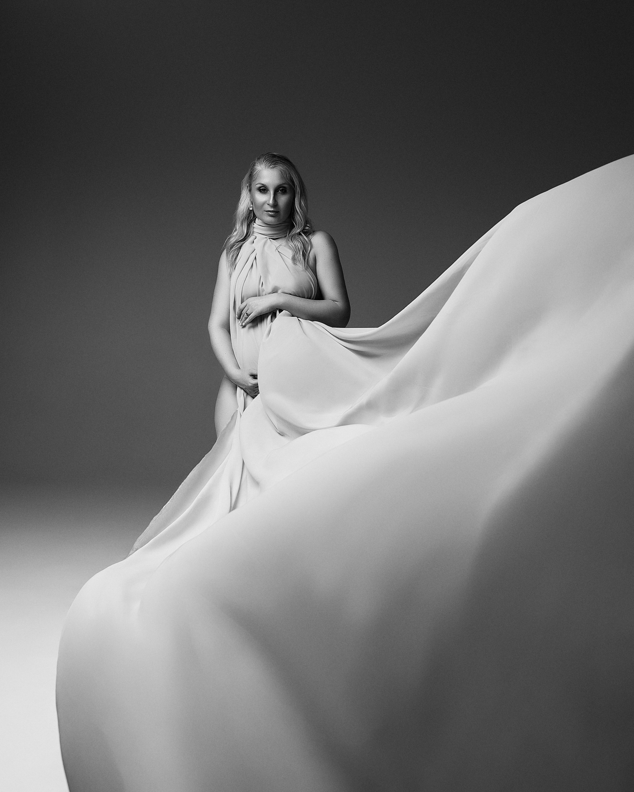 Фотосессия беременности на циклораме. Женский фотограф в Москве Богдашкина Динара