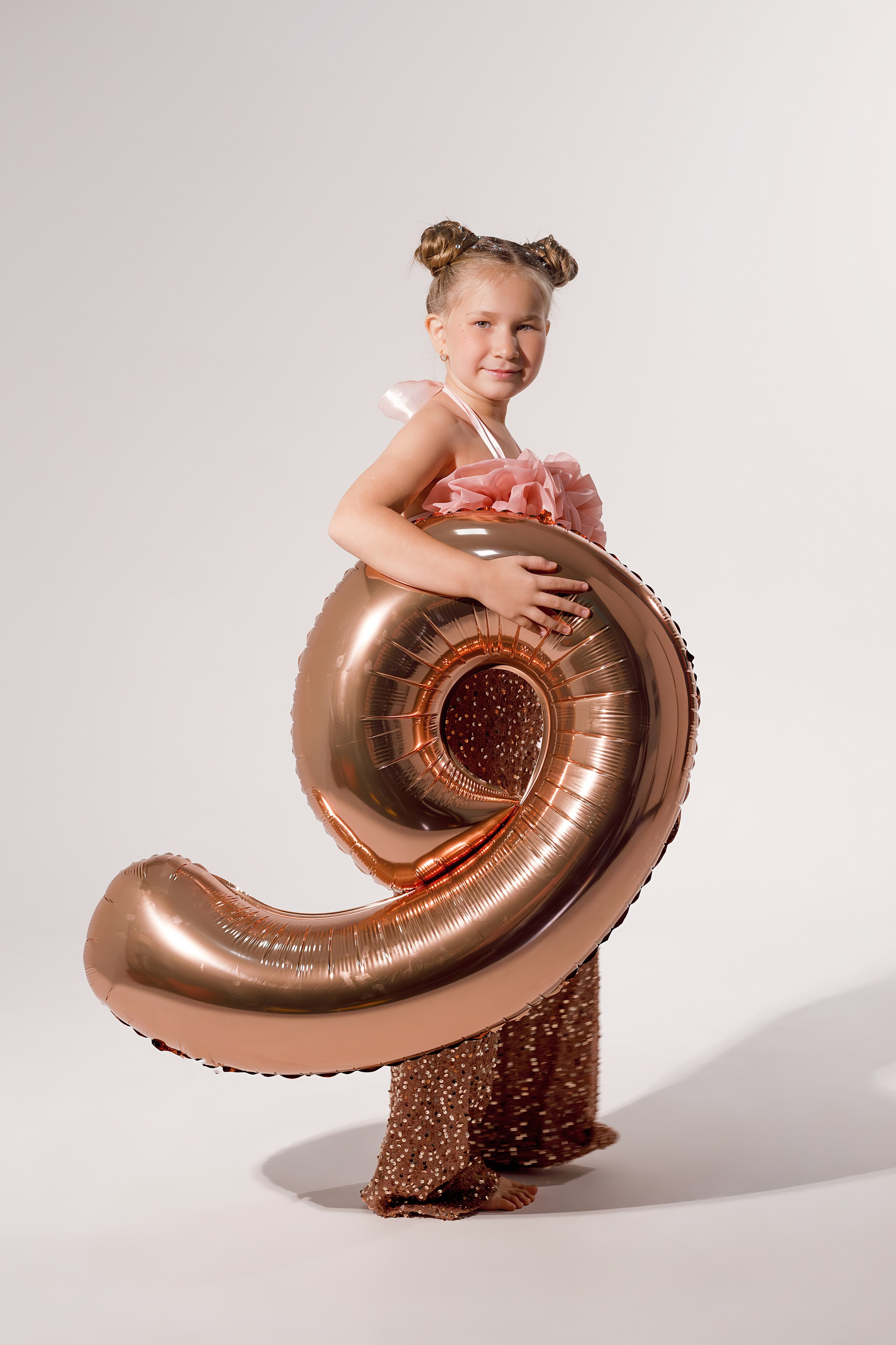 Креативная детская фотосессия на 9 лет в студии Сочи. Детский студийный фотограф Сочи