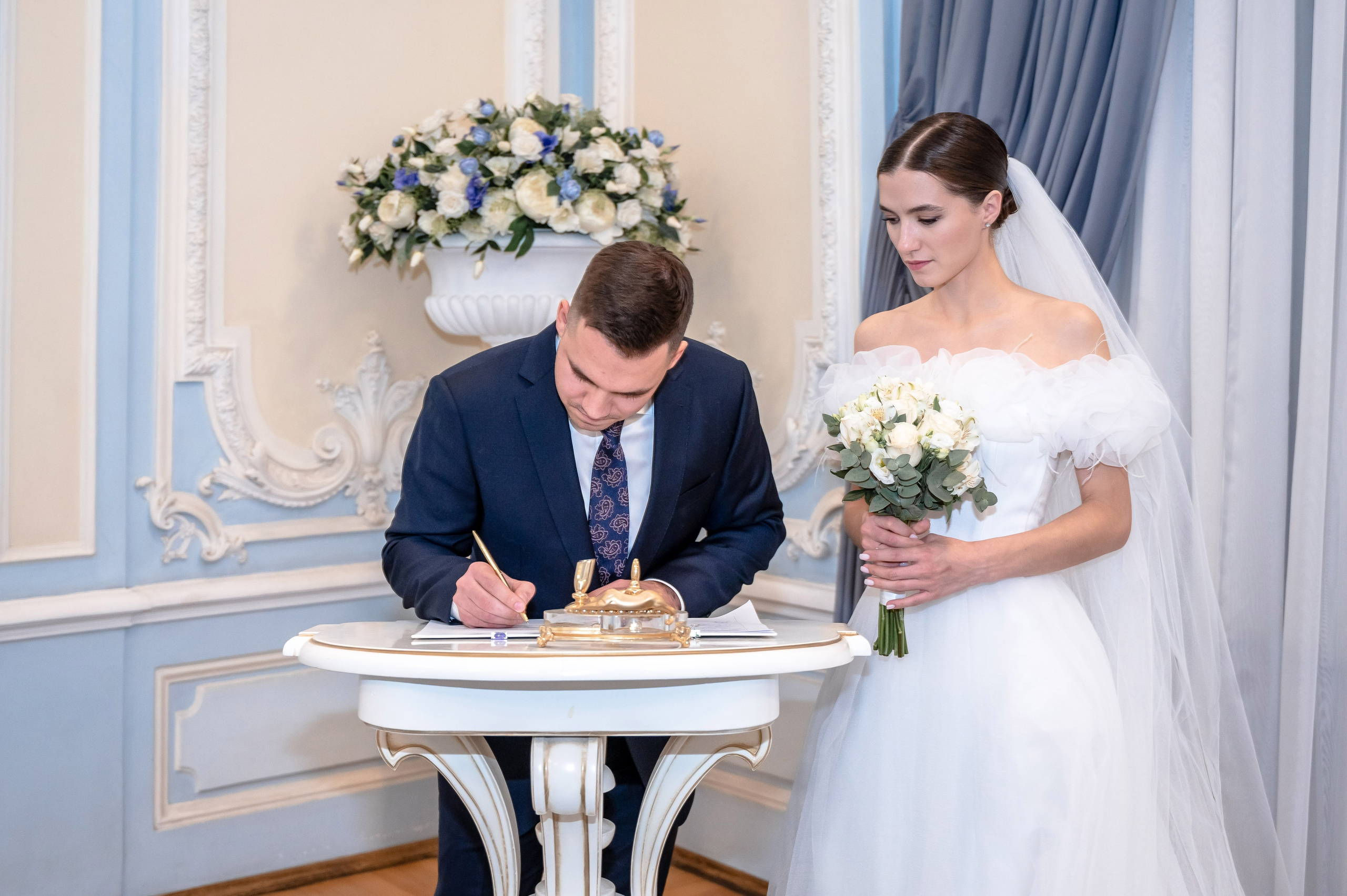 Осенняя великолепная свадебная прогулка жениха и невесты в октябре в Санкт-Петербурге в Михайловском парке и у Атлантов на Миллионной улице. Портретный, семейный и свадебный фотограф в Санкт-Петербурге и в Пушкине Ширяев Денис