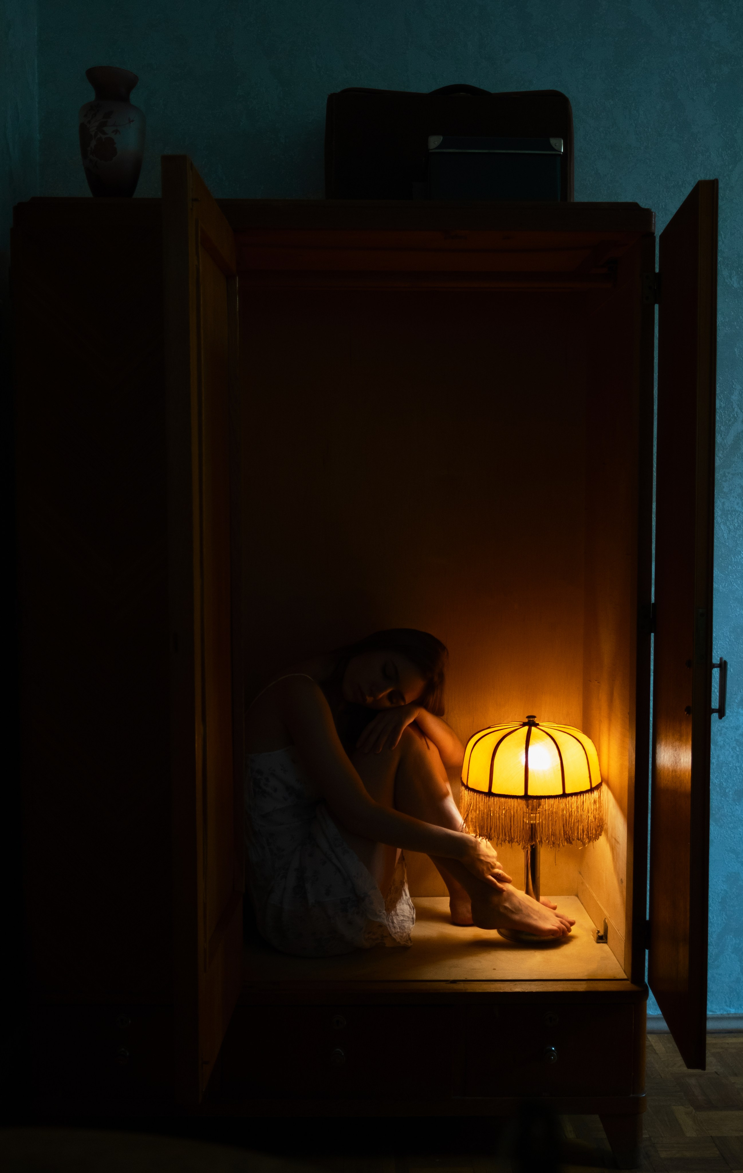 Abstract nude female portrait in soft natural light. Focus on form, emotion, and quiet absence. An intimate fine-art nude exploring the space between presence and disappearance. Shot in ambient light with minimalist aesthetic. Размытая ню-композиция. Женское тело в состоянии покоя, абстракция. Минималистичный кадр фрагмента женского тела в контрастном свете. Художественная ню-фотография, игра текстур. Художественный портрет обнажённой женщины. Светлая сцена, ню-фотография, атмосфера статуи и тишины. Ню в тёплом освещении, женская фигура в статичной позе. Художественное изображение тела, текстуры и свет. фотограф ню. art nude photography photographer