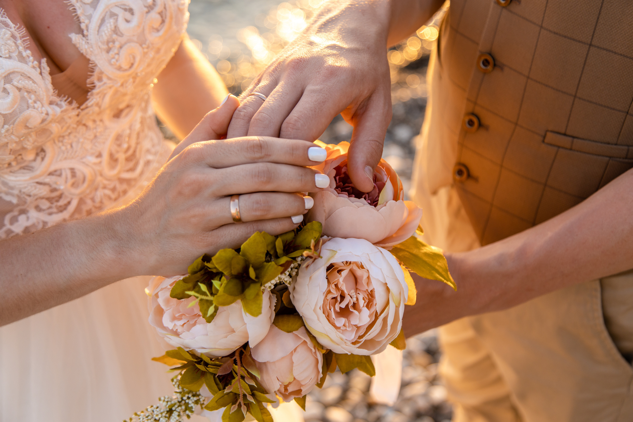 Букет невесты в лучах солнечного заката.