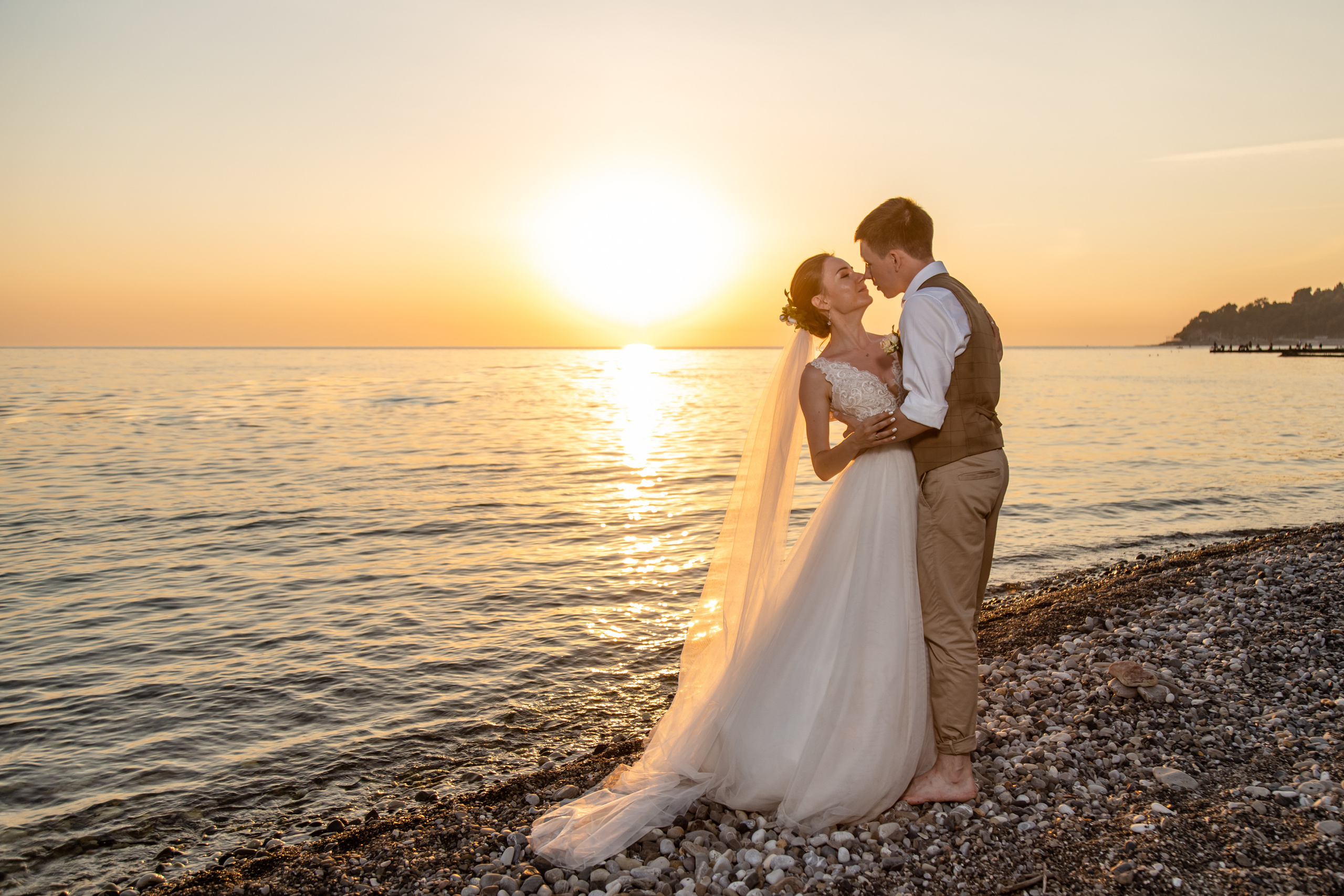 Молодожены на берегу моря Сочи