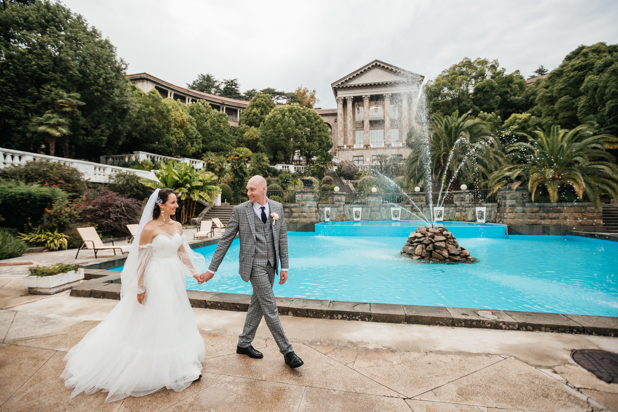 Новобрачные гуляют в санатории Металлург в Сочи