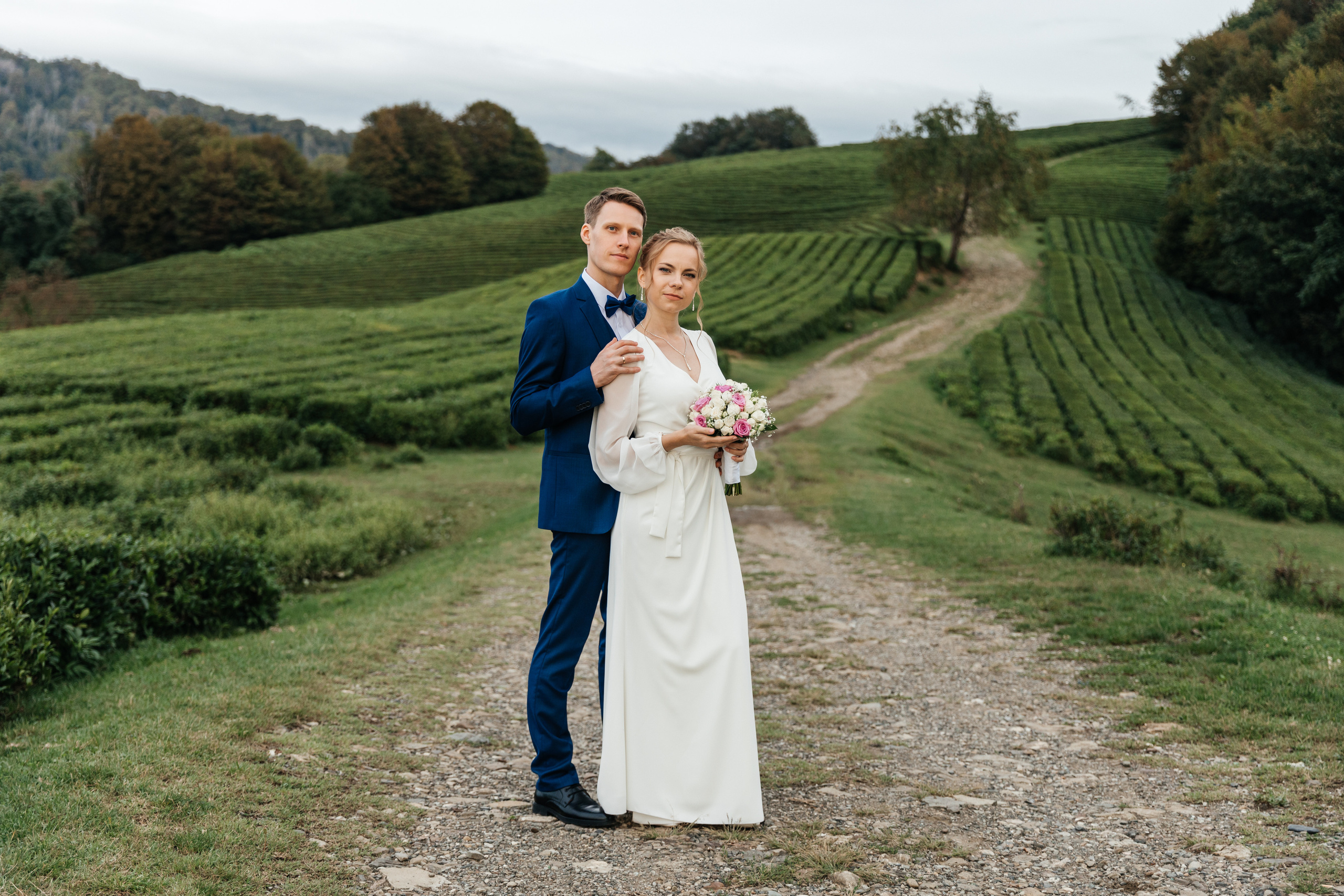 Брачующиеся на фотосессии в Сочи на чайных плантациях