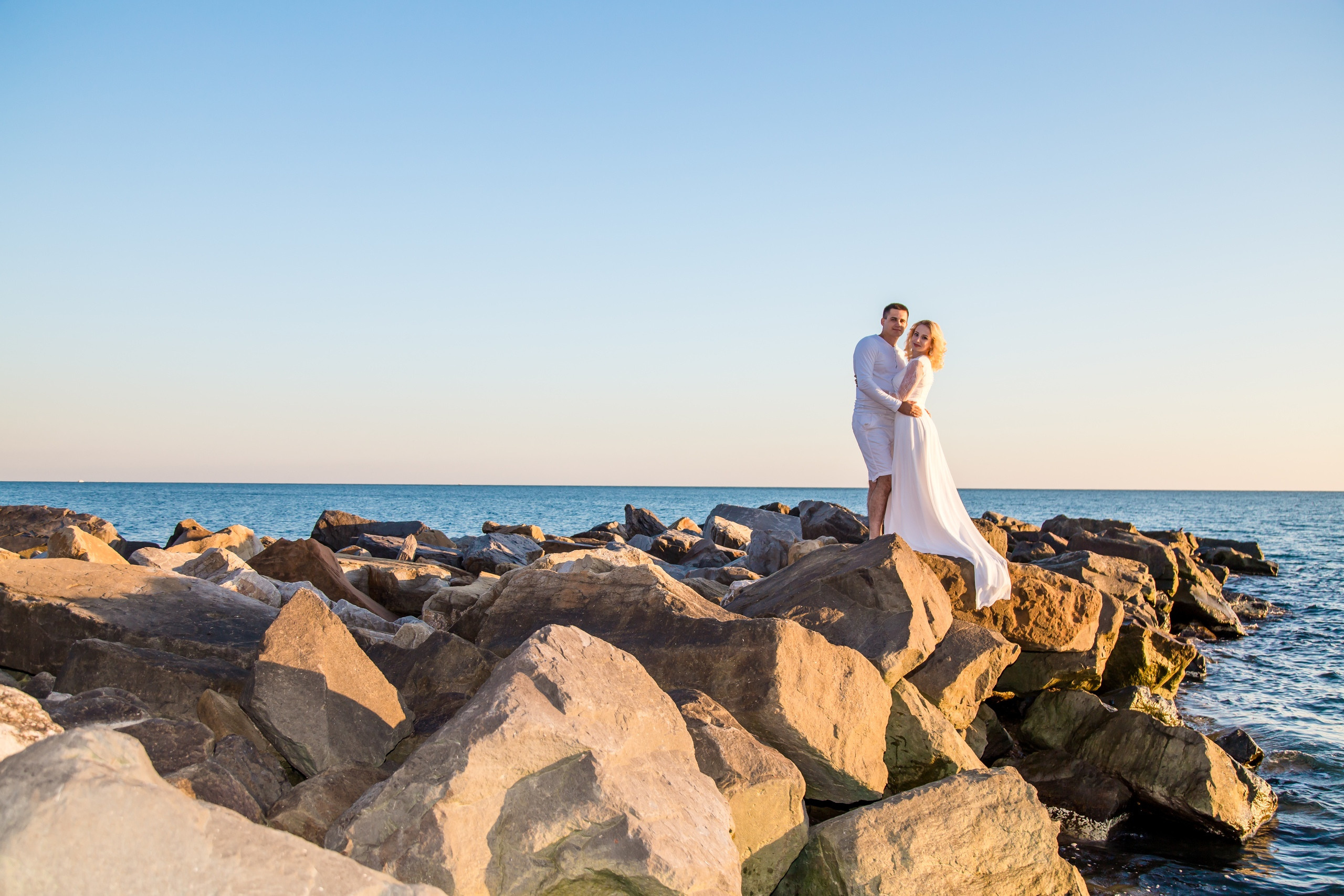 Девушка и мужчина обнимаются на море в Сочи