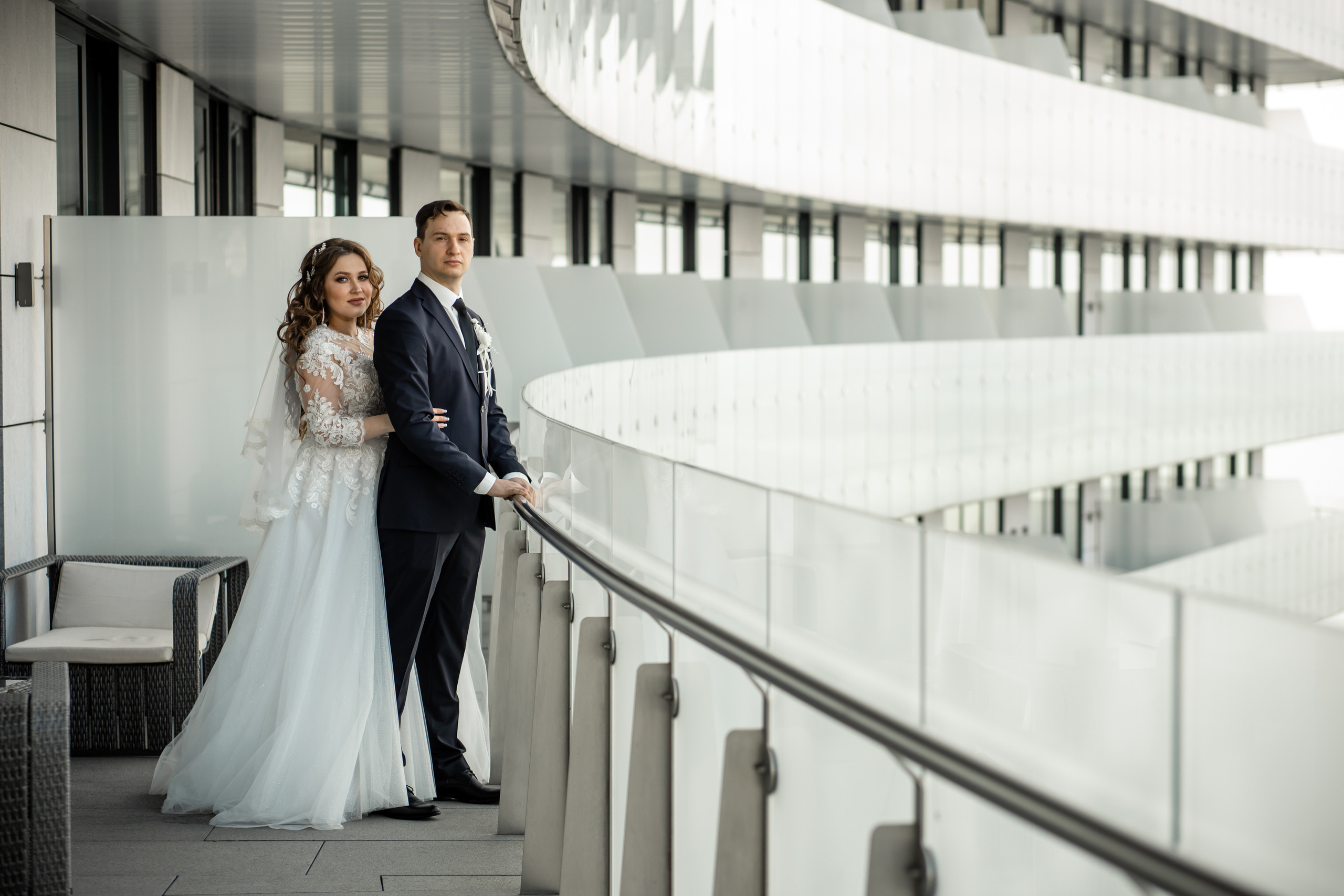 Невеста и жених на балконе пяти звездного отеля