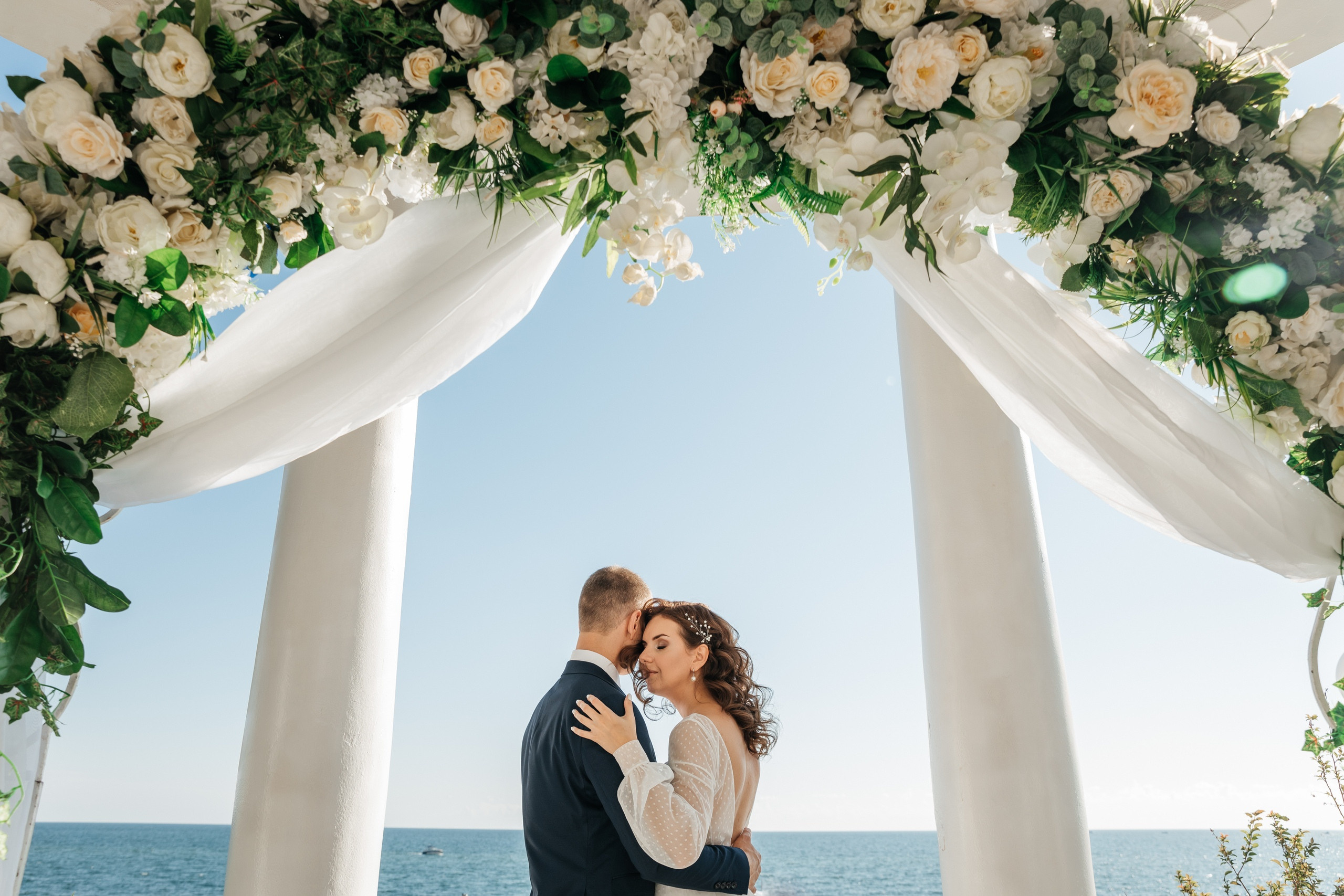 Церемония бракосочетания выездной регистрации в Сочи, на побережье.