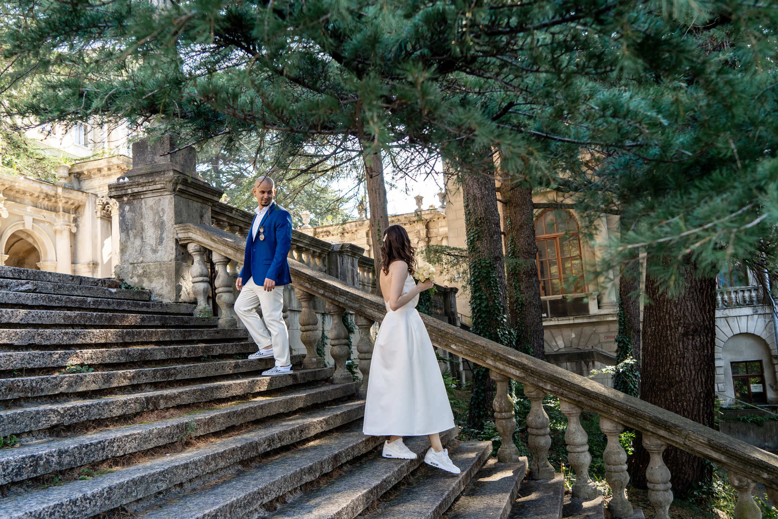 Девушка и мужчина обернулись друг на друга