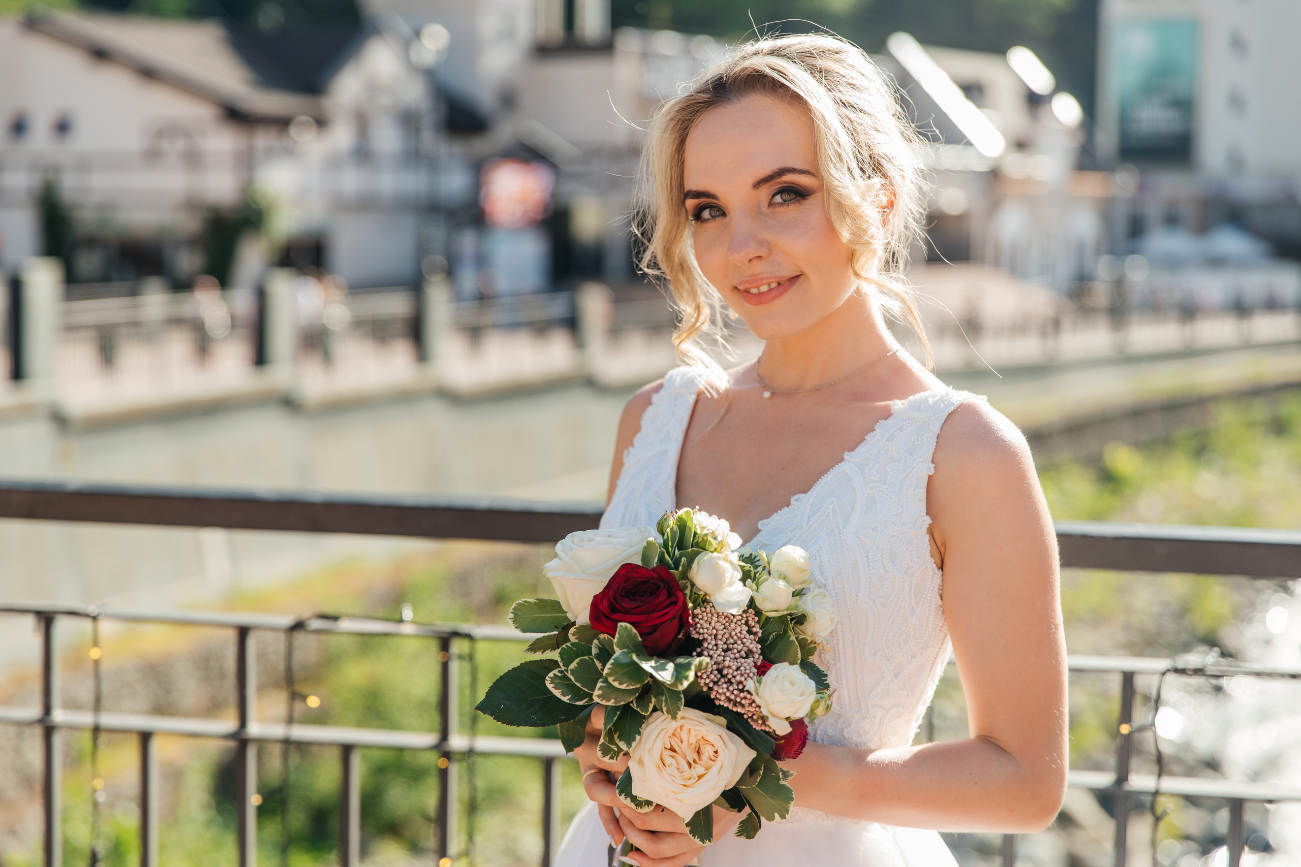 Невеста с букетом на Красной Поляне