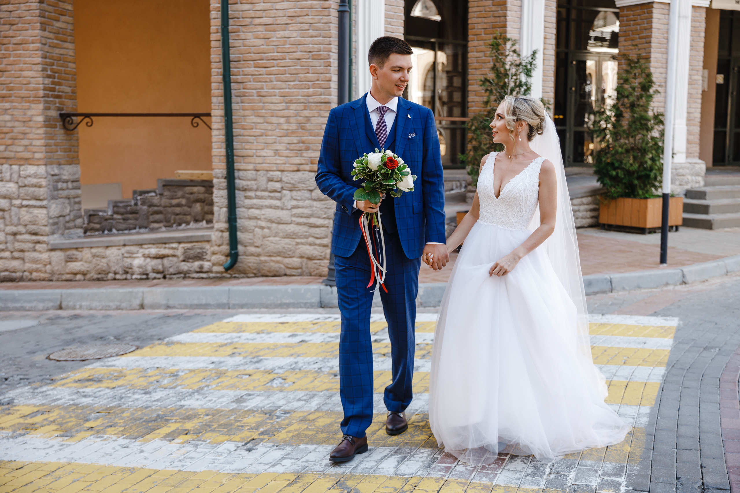 Молодожены гуляют