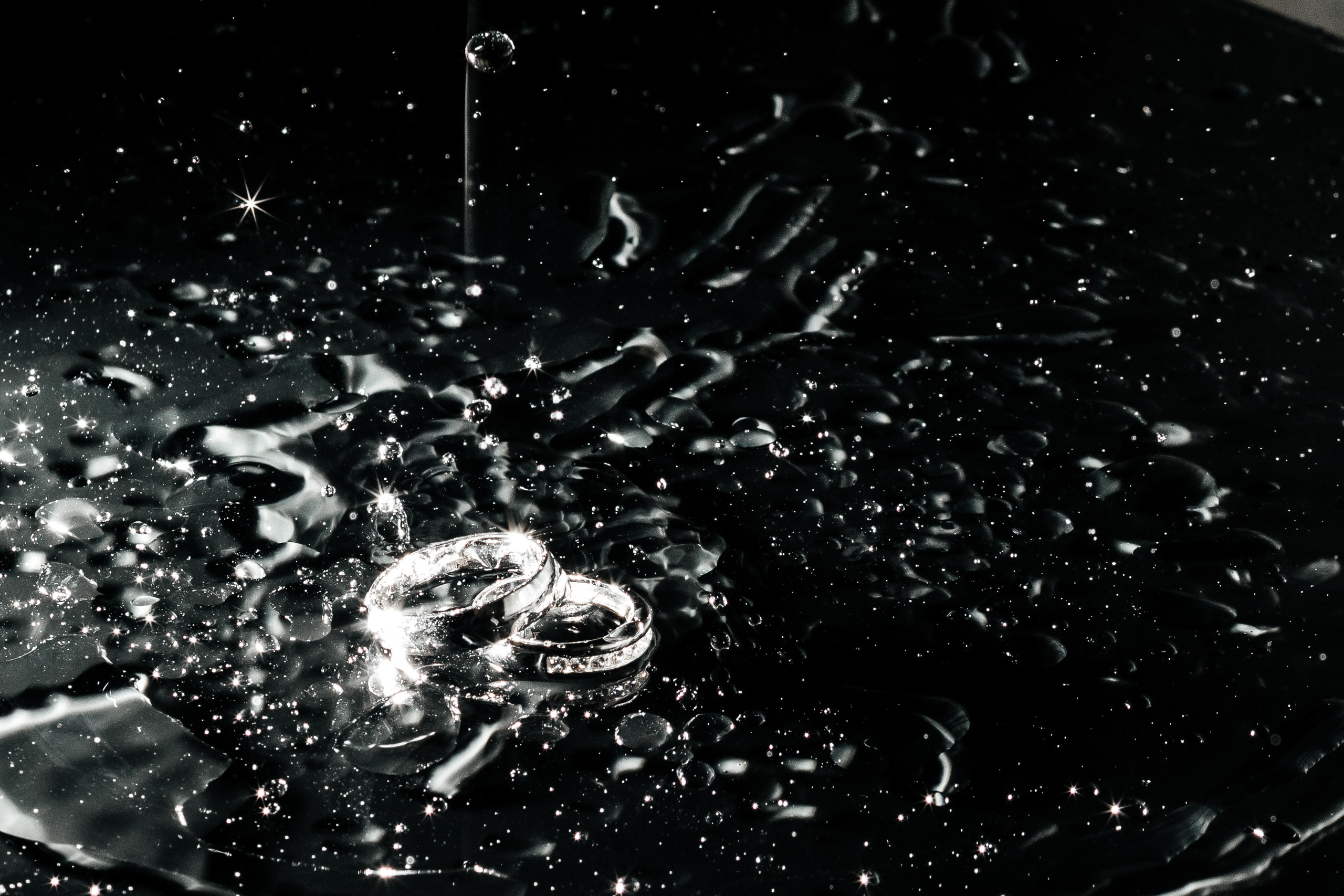 Кольца в чб с каплям и брызгами