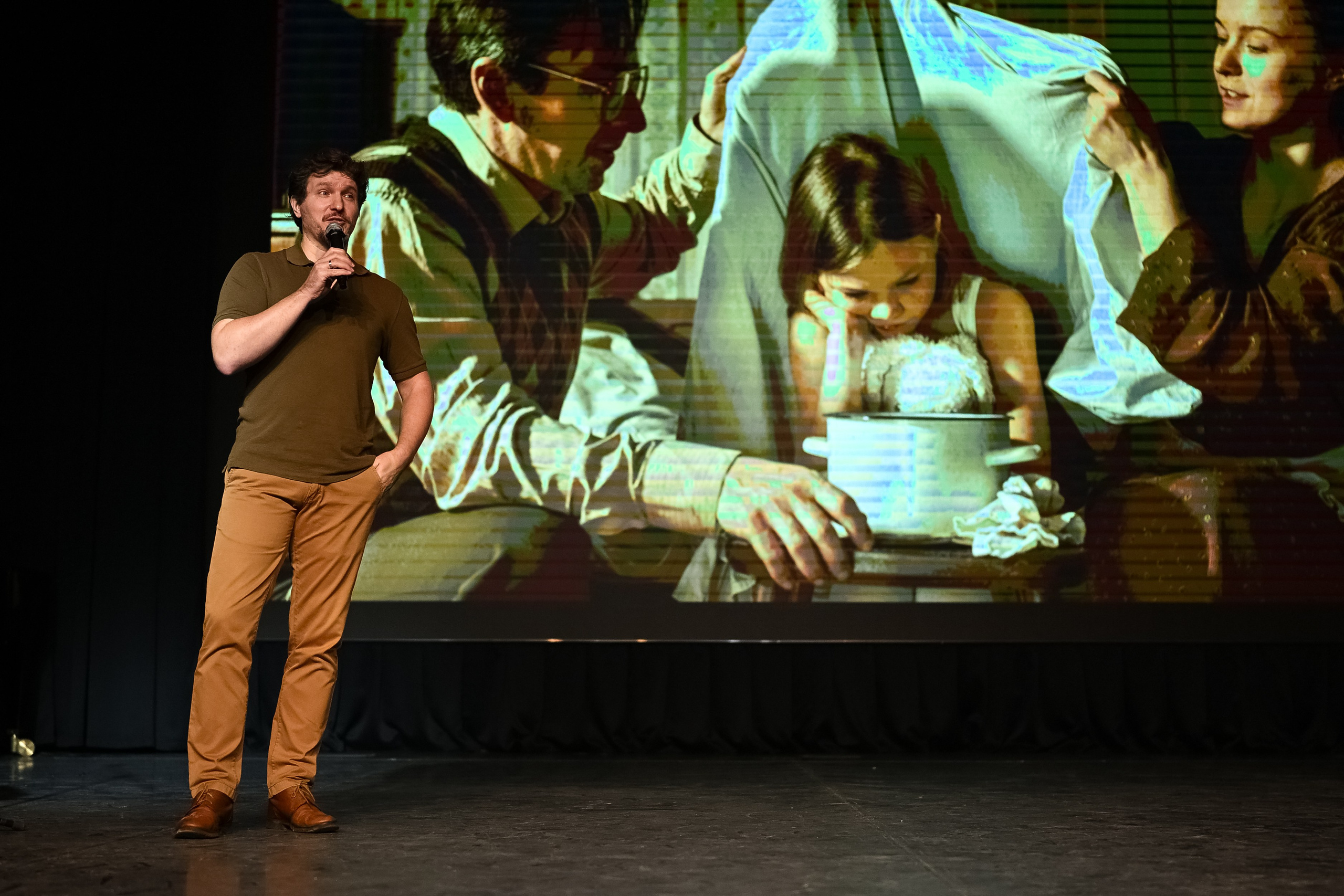 Сергей Спирин демонстрирует кинематографические кадры на сцене фестиваля