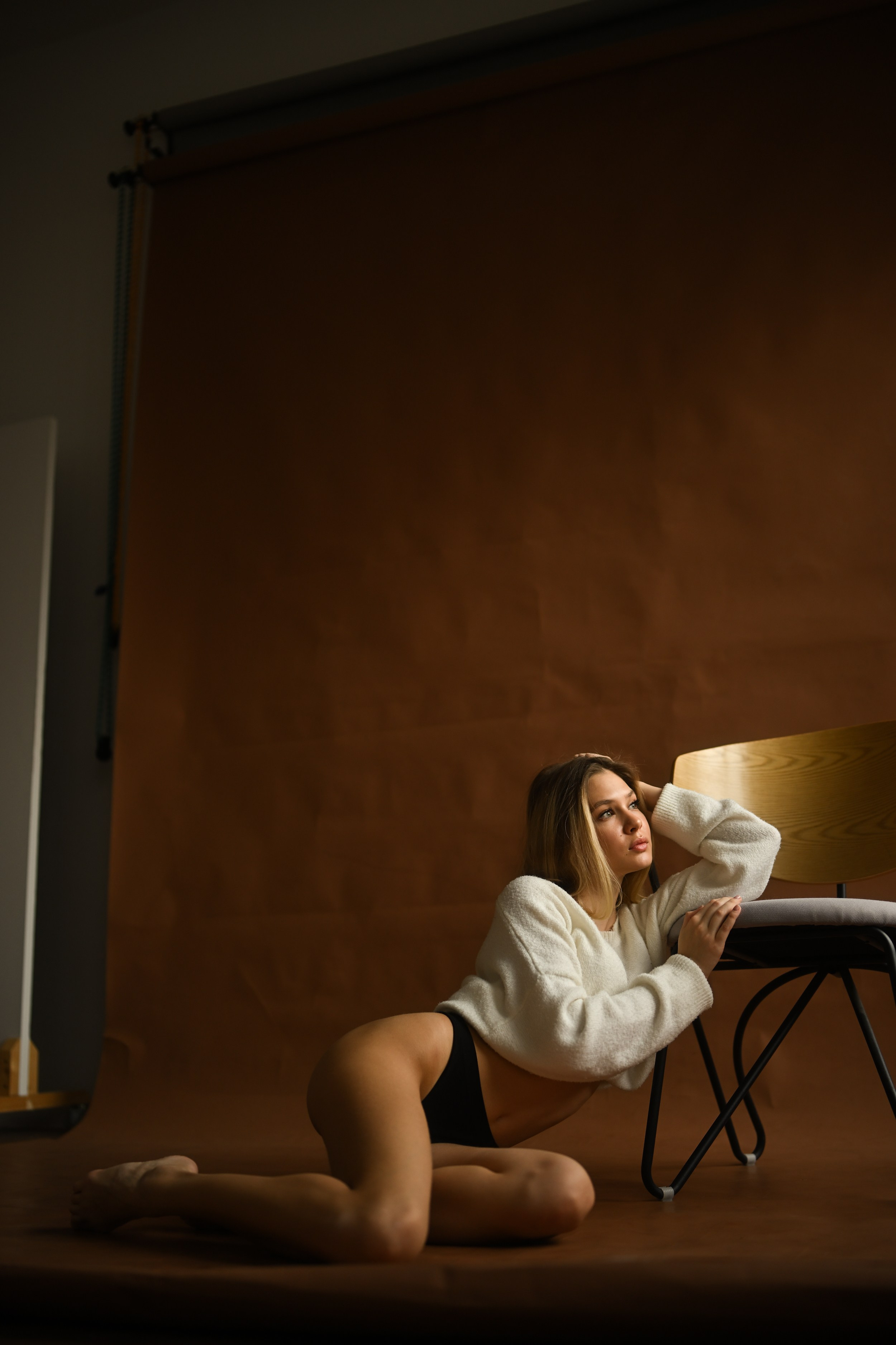 Эстетичная фотосессия в студии с использованием тёплого бумажного фона и мягкого света