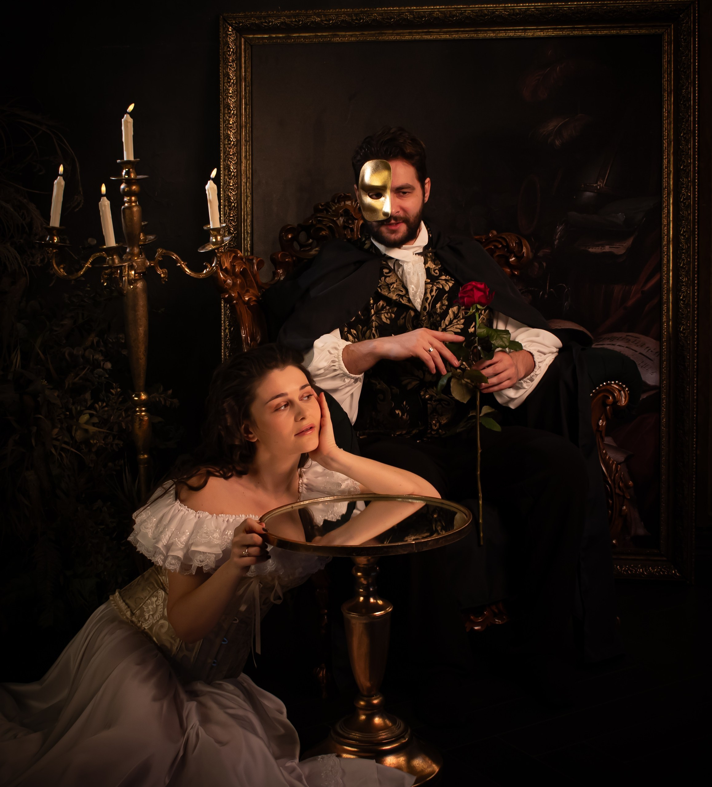 Театральный портрет пары в маске у старинного камина, романтическая Love Story Призрак Оперы, фотограф Карасёва Елена