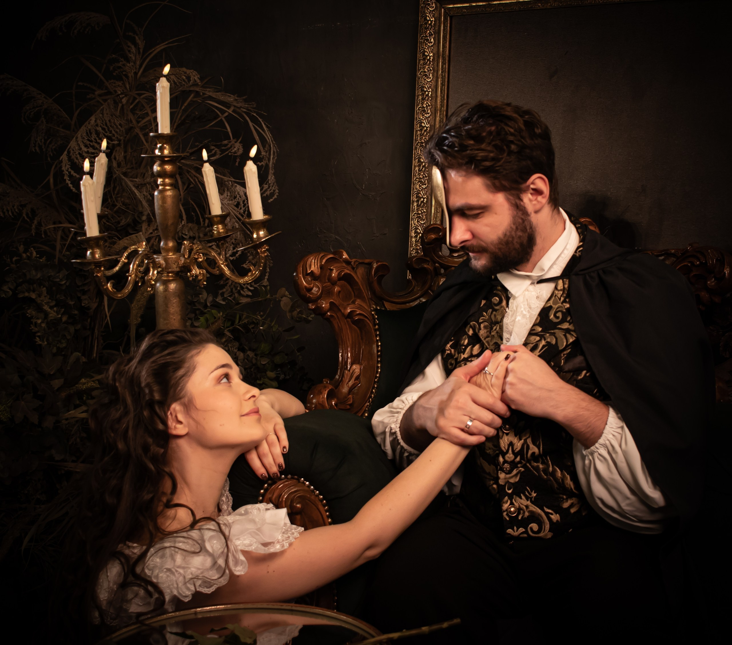 Девушка у канделябра, мужчина в маске протягивает руку, Love Story Призрак Оперы, фотограф Карасёва Елена