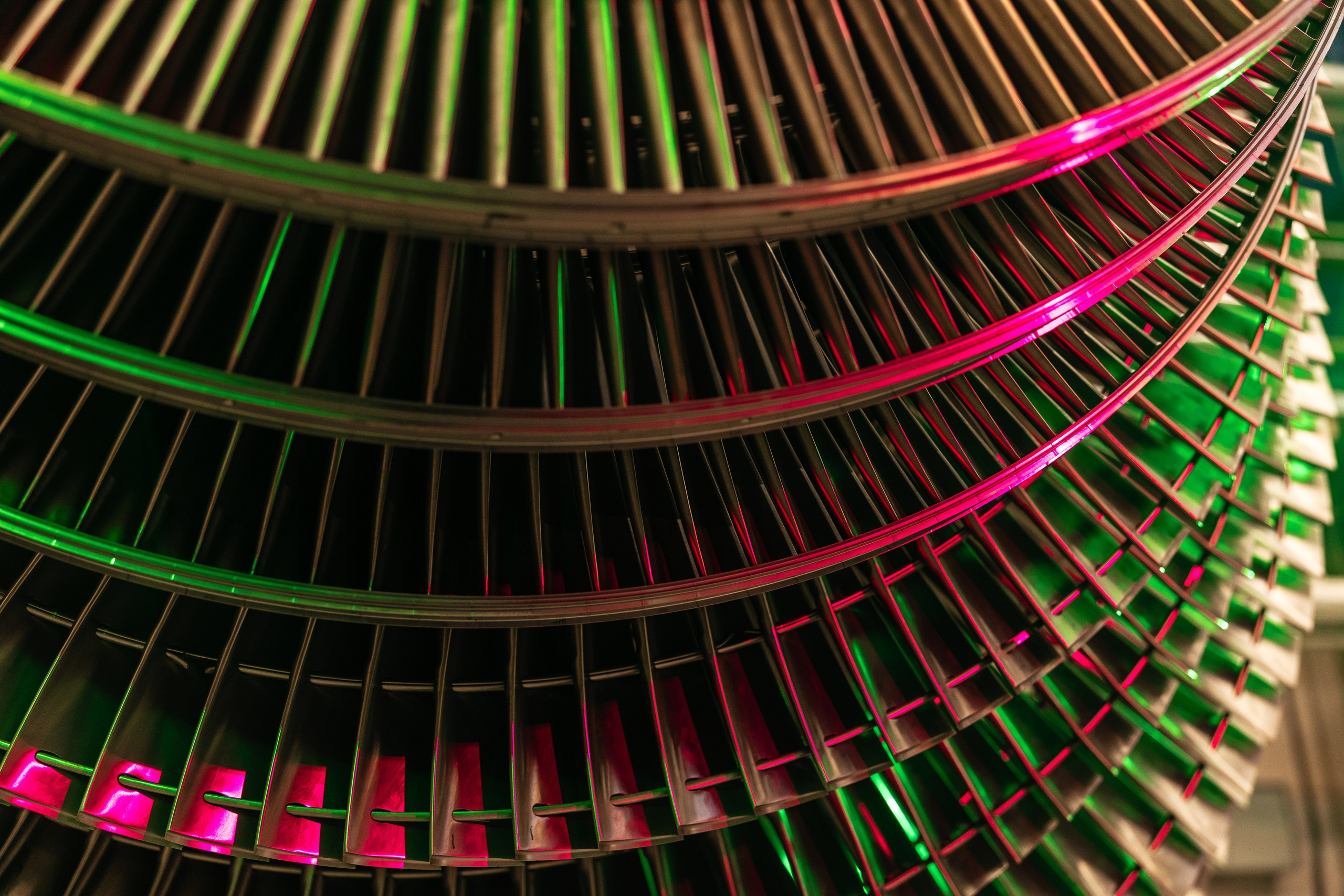 Яркая промышленная съёмка на стыке реальности и визуальных трендов