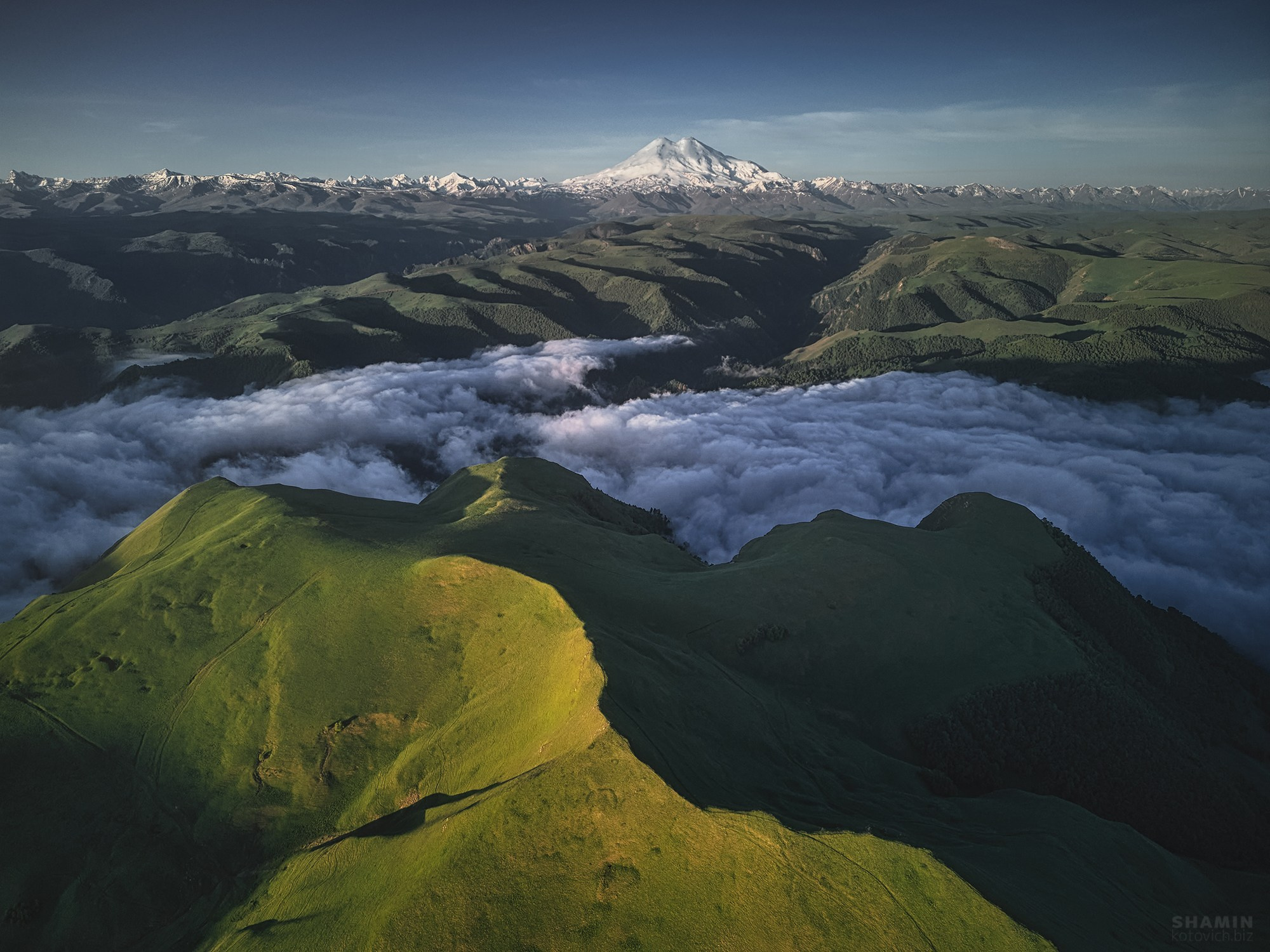 Аэросъёмка пейзажей с дрона — вид с высоты на природу, свет и пространство, запечатлённые в разное время суток.