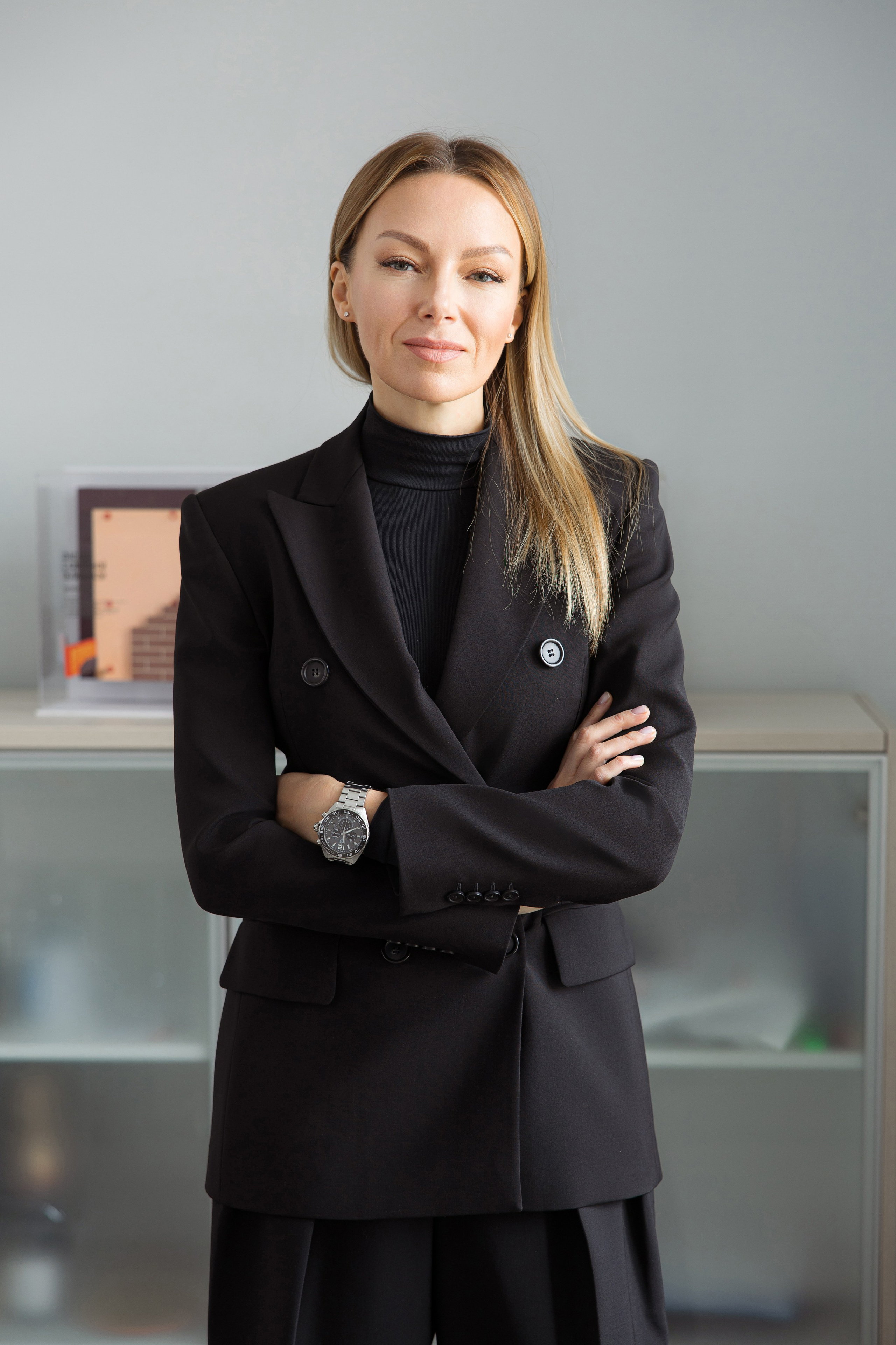 Деловой портрет девушки в костюме