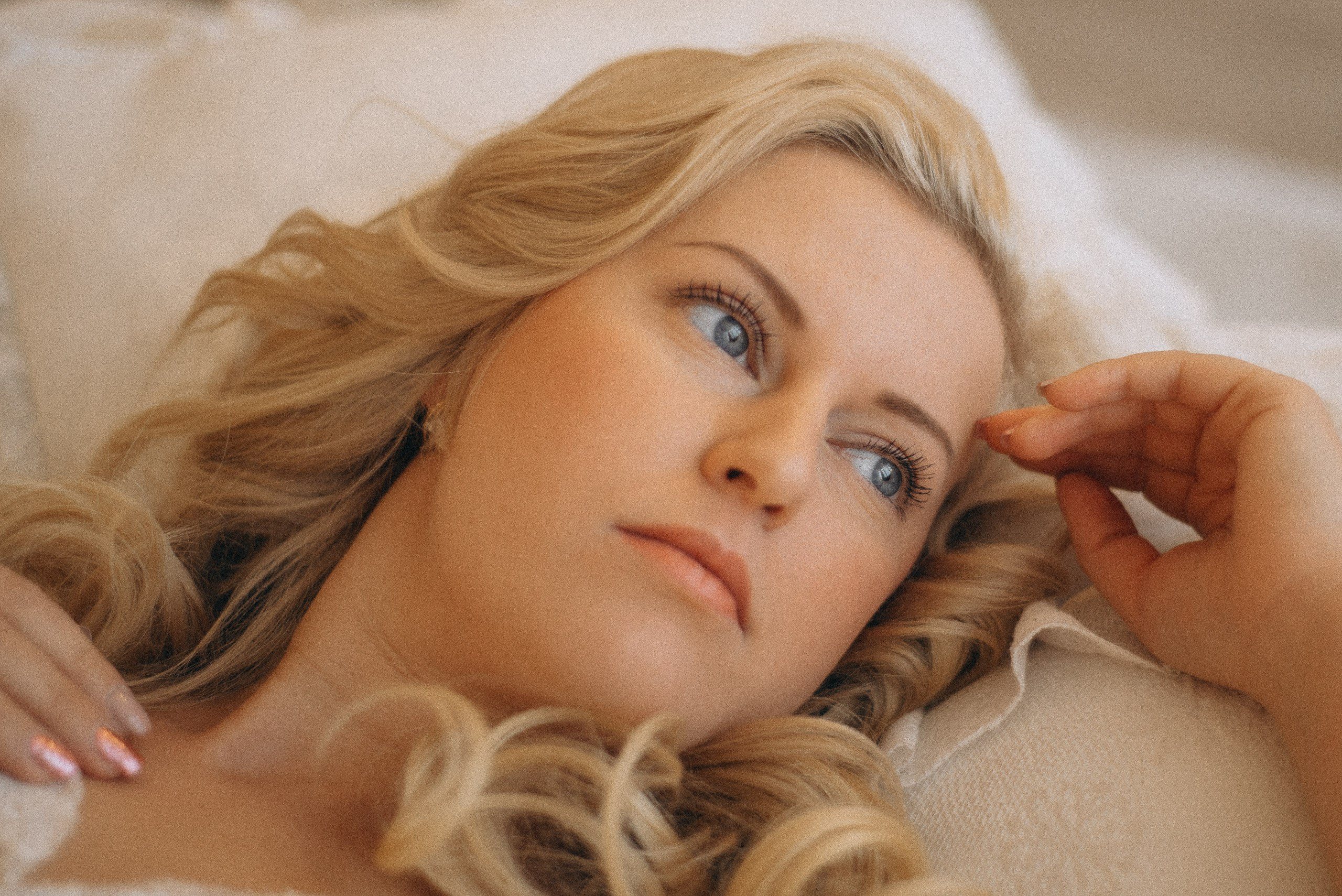 Натали Каролин в образе Роуз из "Титаника", когда Джек рисовал её. Поза на спине на кровати, кружевное платье в пол. Современная интерпретация классического кинокадра. Фотограф Василий Дан, Новосибирск